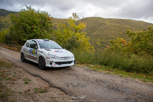 Citroën C3 IGOL rouge et bleue en action