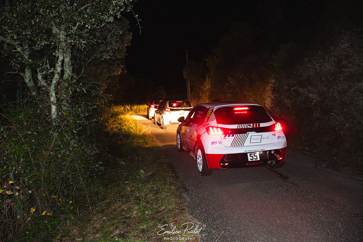 Voiture de rallye de nuit, poussière dans les phares