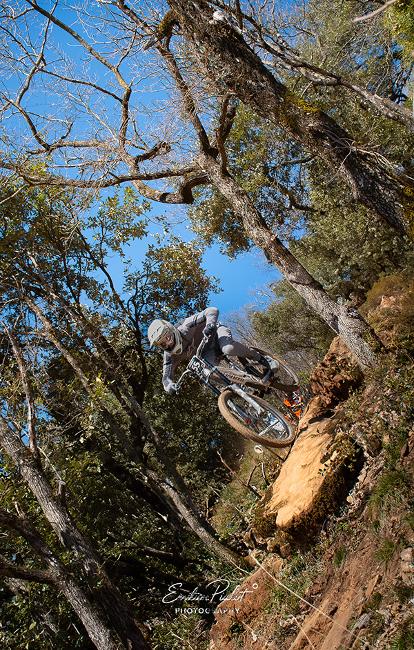 Pilote en contre-plongée lors d'un saut entre les arbres