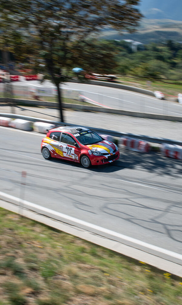 Renault Clio RS rouge en piste, course de côte de Font-Romeu