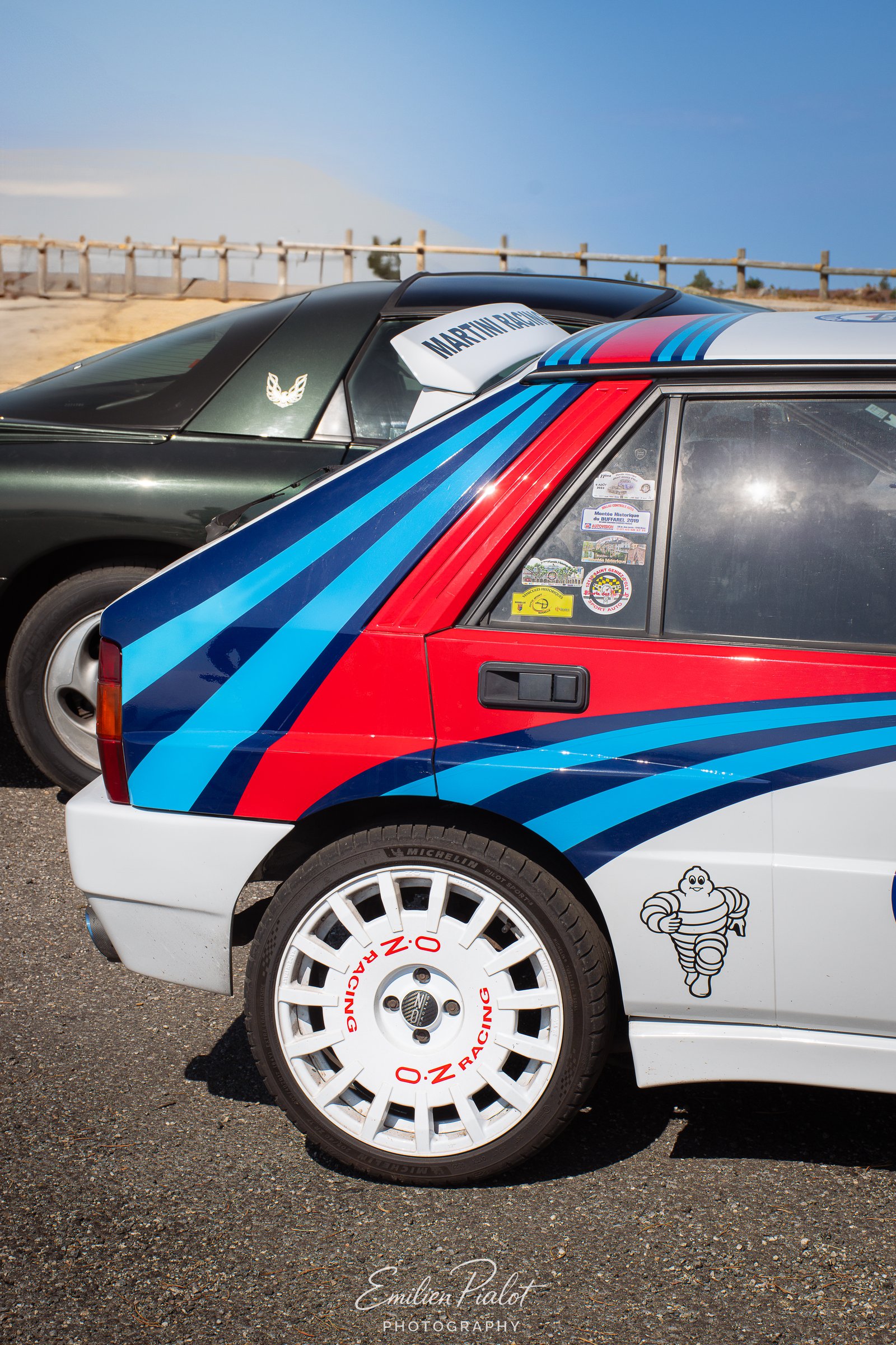 Lancia Delta HF Integrale, vue arrière trois-quarts, bandes Martini Racing et aileron