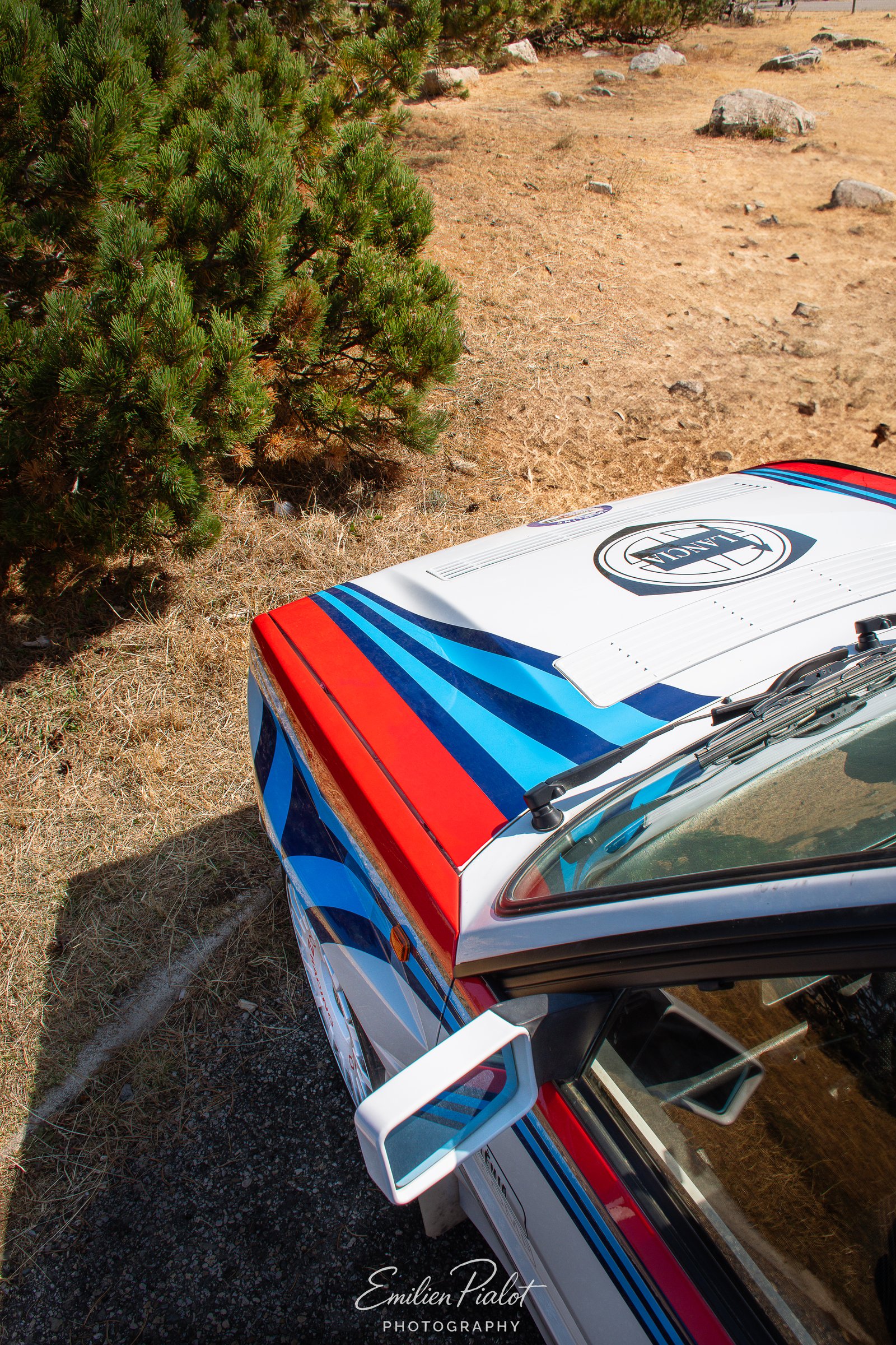 Vue de dessus du toit et de l'aileron, badge Lancia sur la lunette