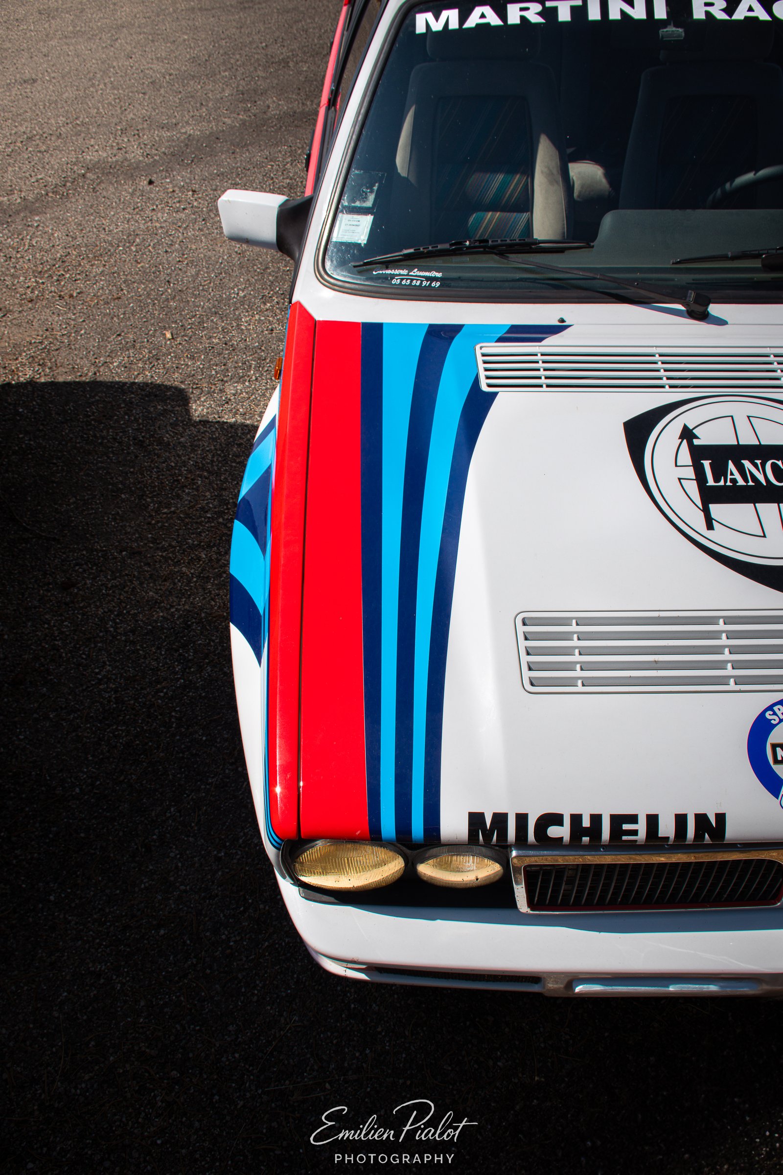 Détail de l'avant, phares ronds et bande Martini Racing