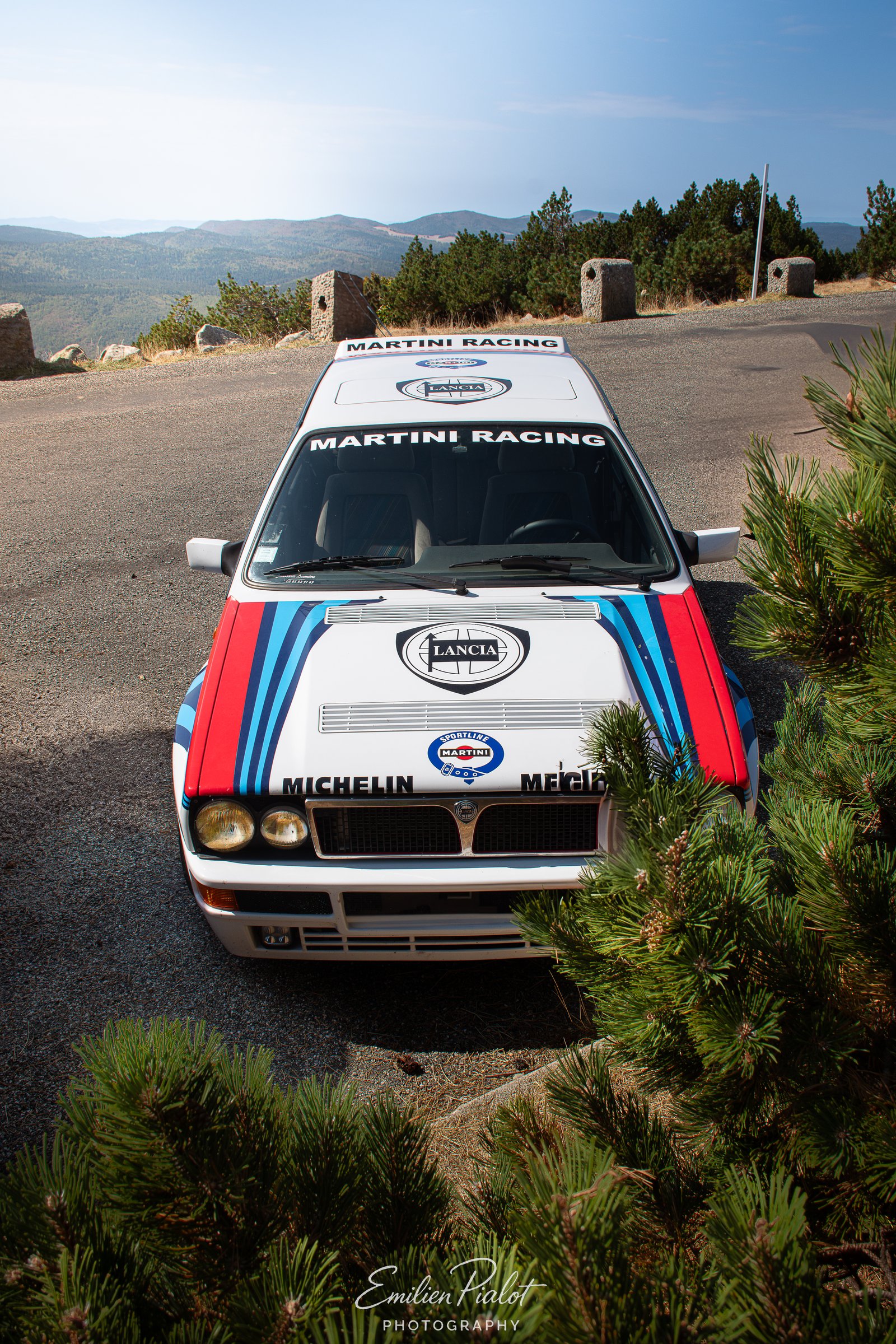 Lancia Delta HF Integrale de face, vue panoramique sur les crêtes du Mont Aigoual
