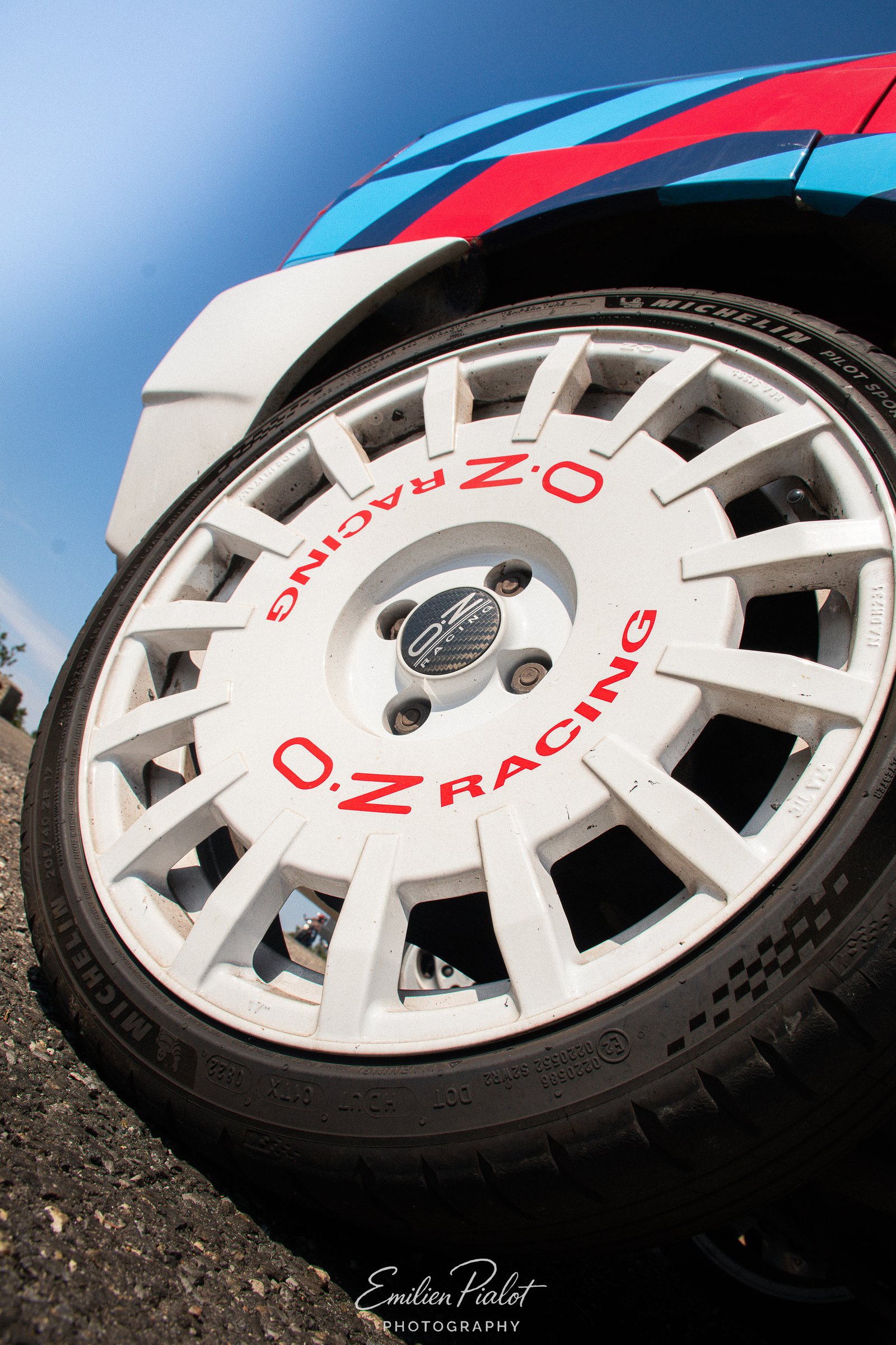 Détail de la jante O.Z Racing blanche de la Lancia Delta Integrale