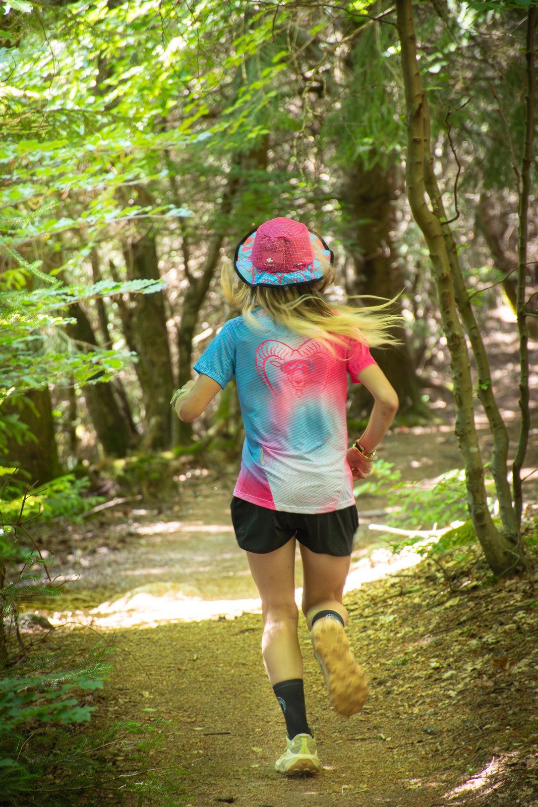 Course sur un sentier forestier, flou de mouvement