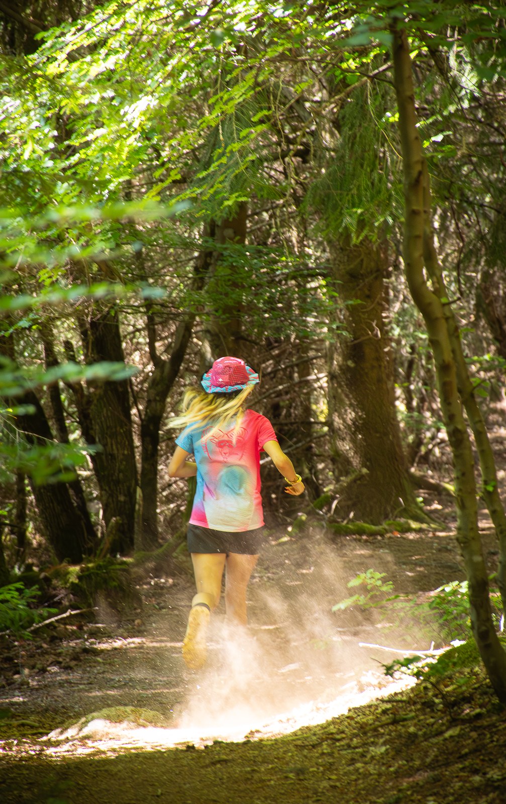 Course sur un sentier forestier, nuage de poussière