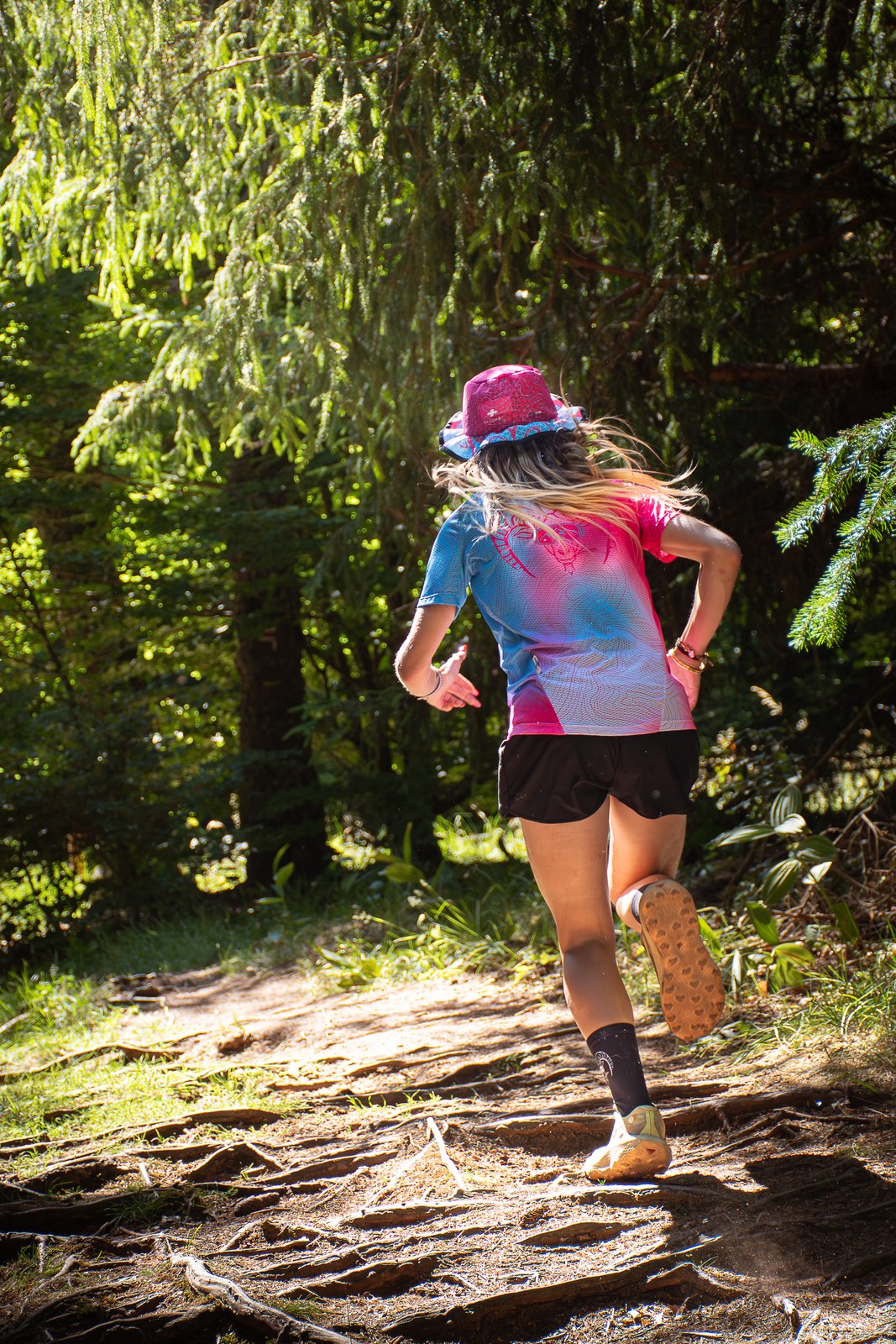 Course sur un sentier forestier, vue lointaine