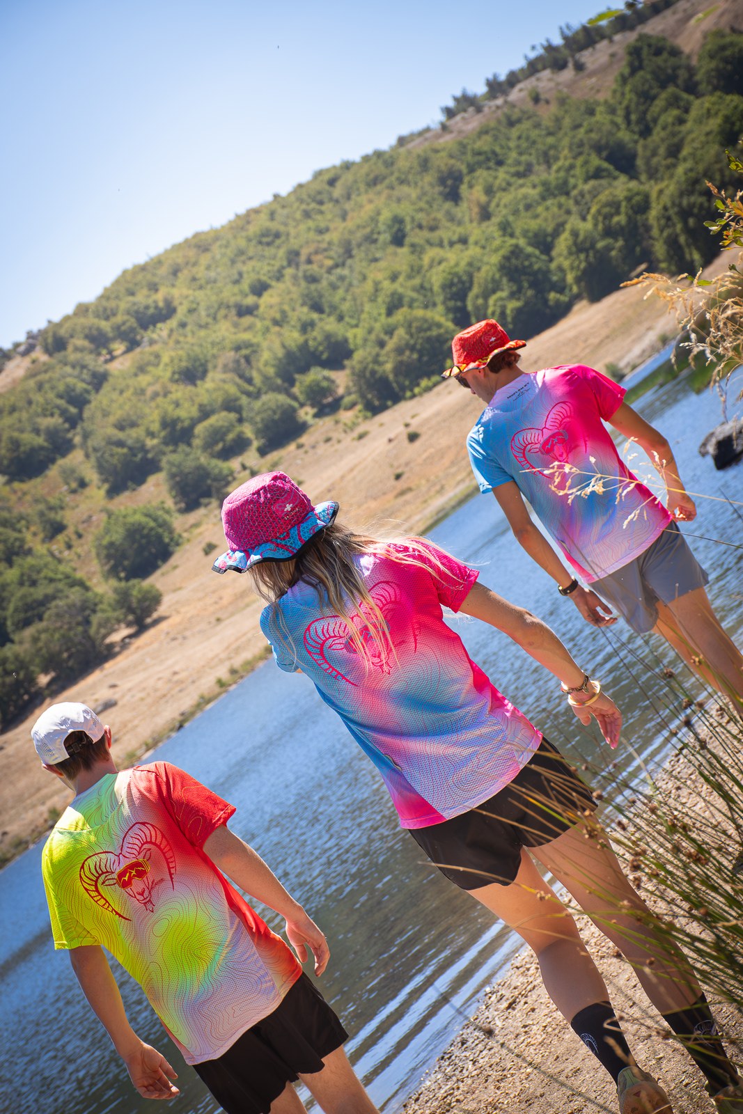 Trio debout au bord du lac