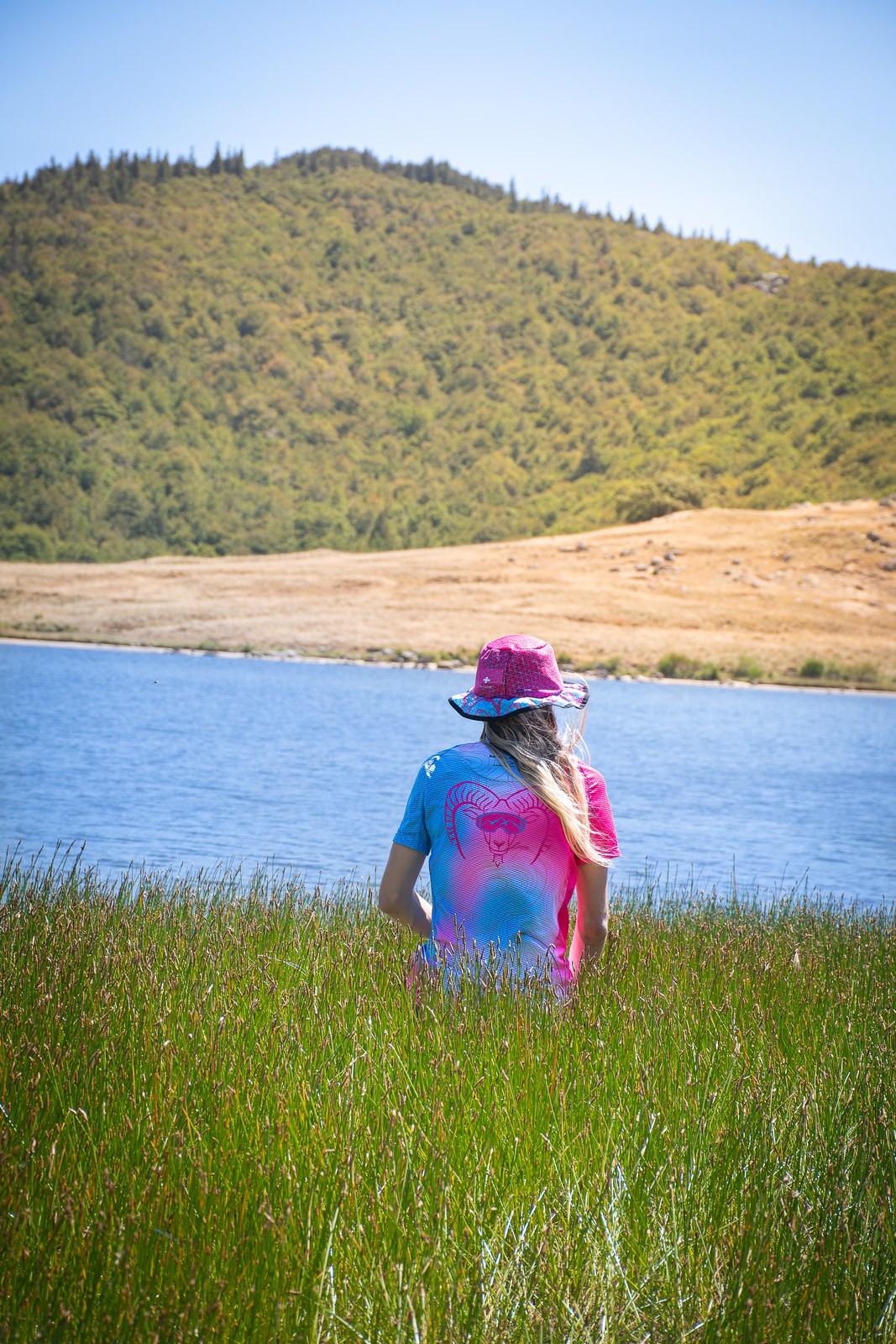 Modèle entrant dans l'eau du lac