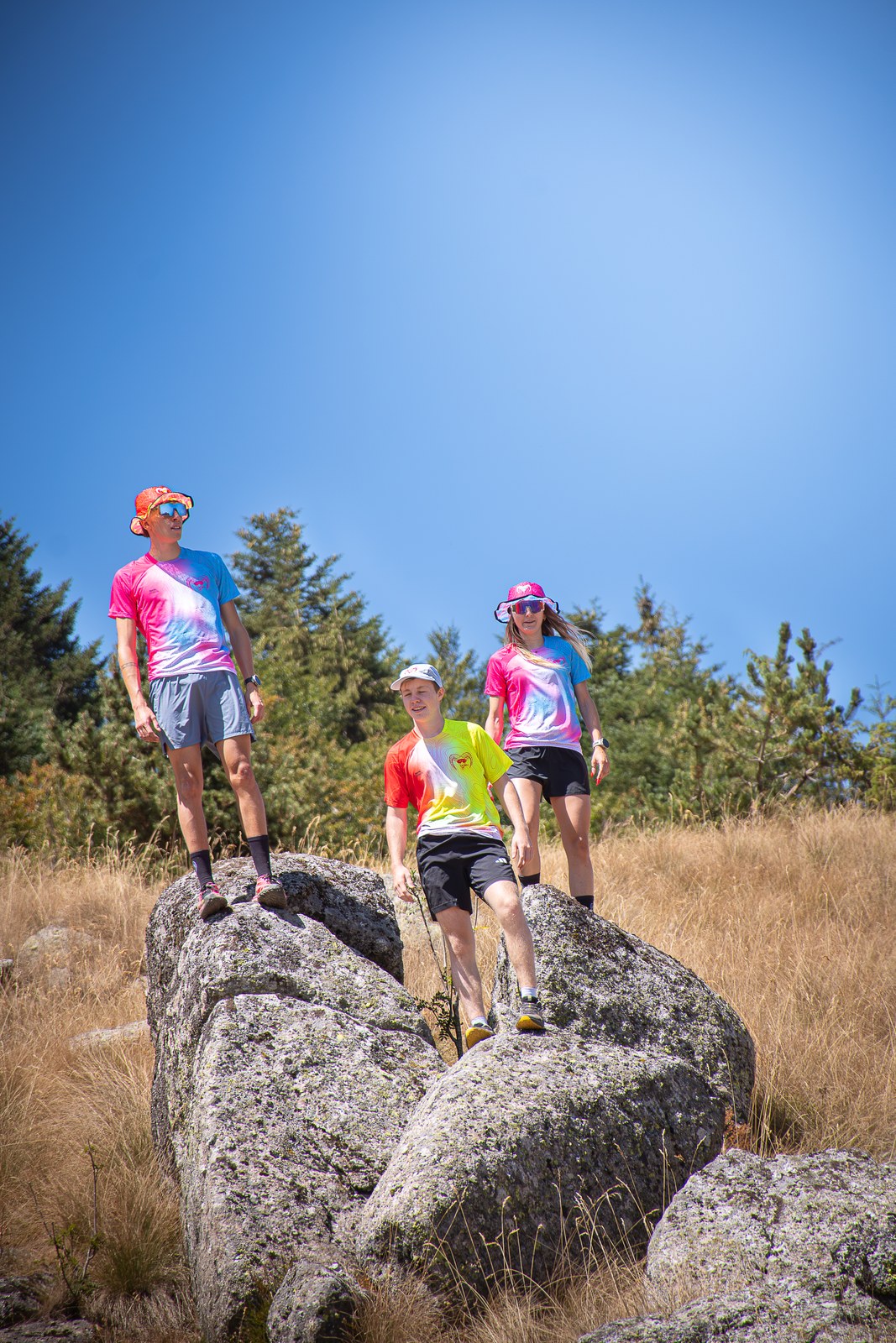 Duo debout sur de gros blocs rocheux