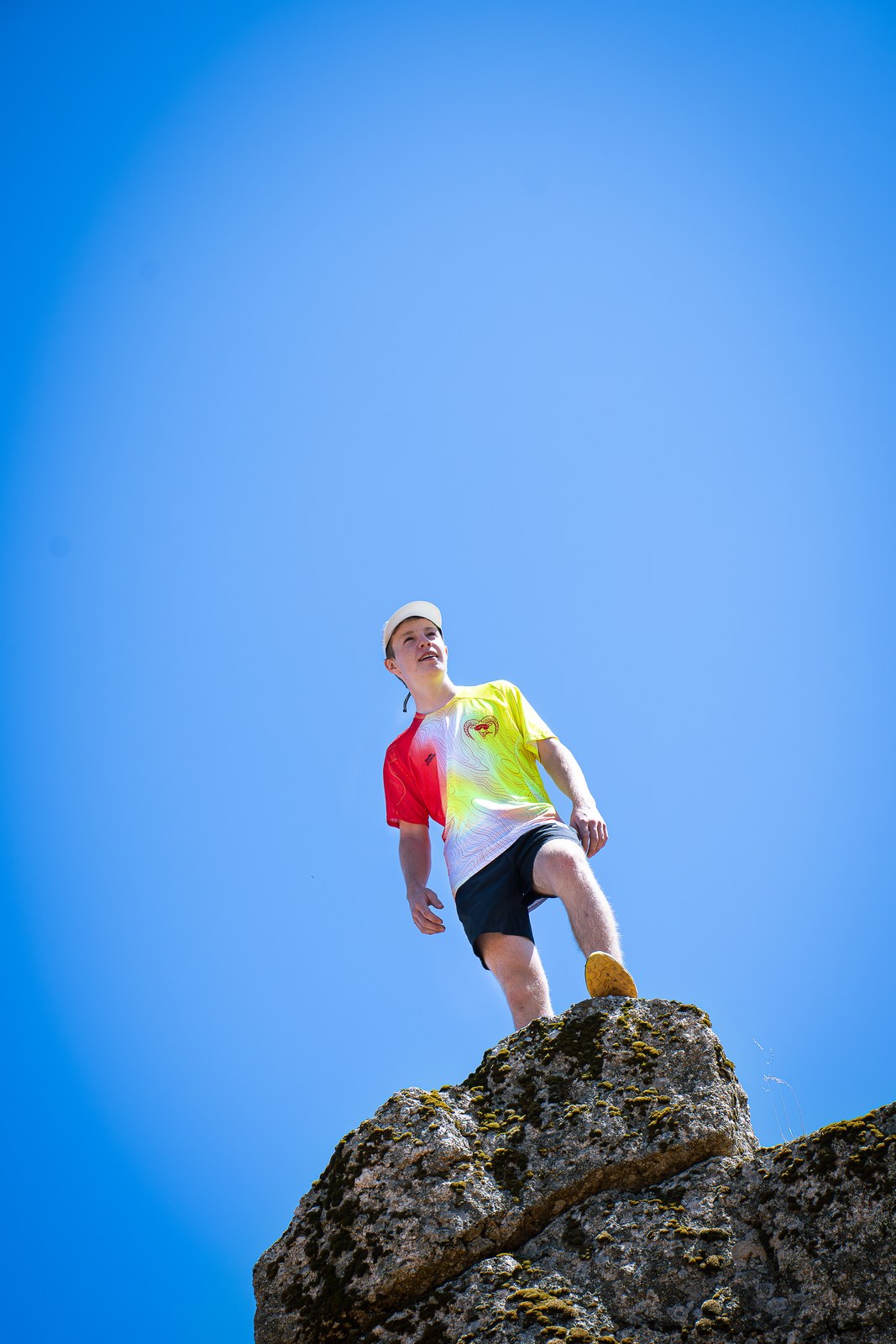 Modèle debout sur de gros rochers