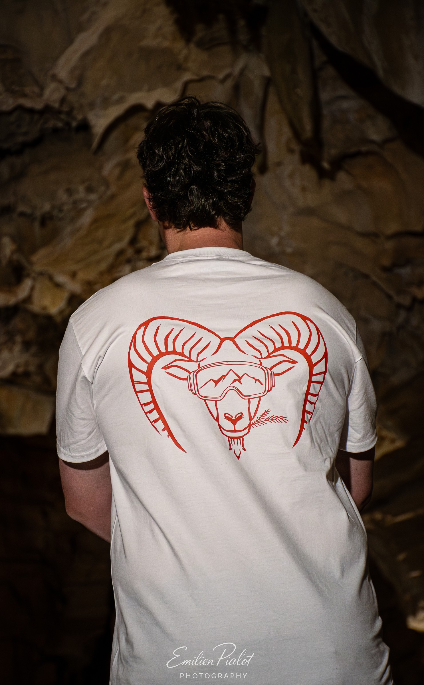 Détail du logo mouflon floqué au dos d'un t-shirt Muflon