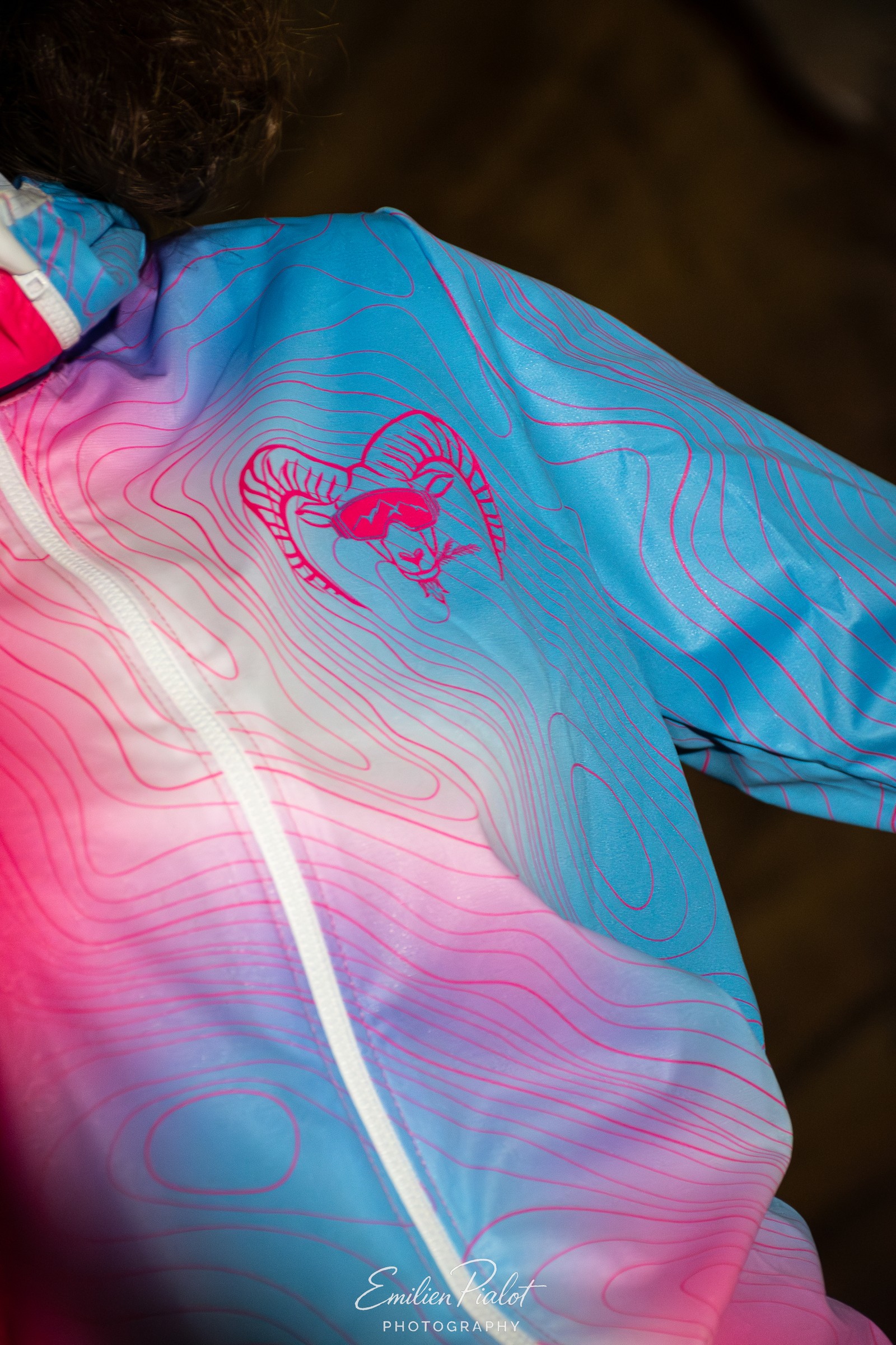 Détail de la capuche et du motif tie-dye d'une veste Muflon