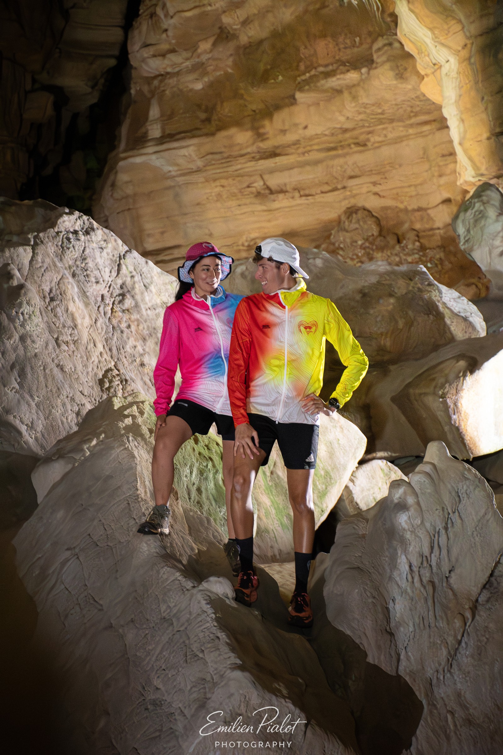 Séance Muflon en grotte, deux silhouettes parmi les blocs rocheux