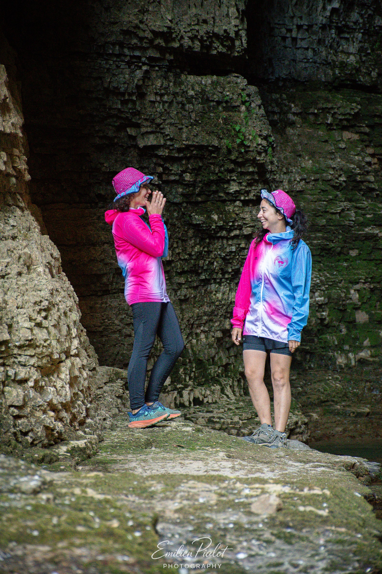 Séance Muflon en grotte, deux silhouettes en veste rose et bleue