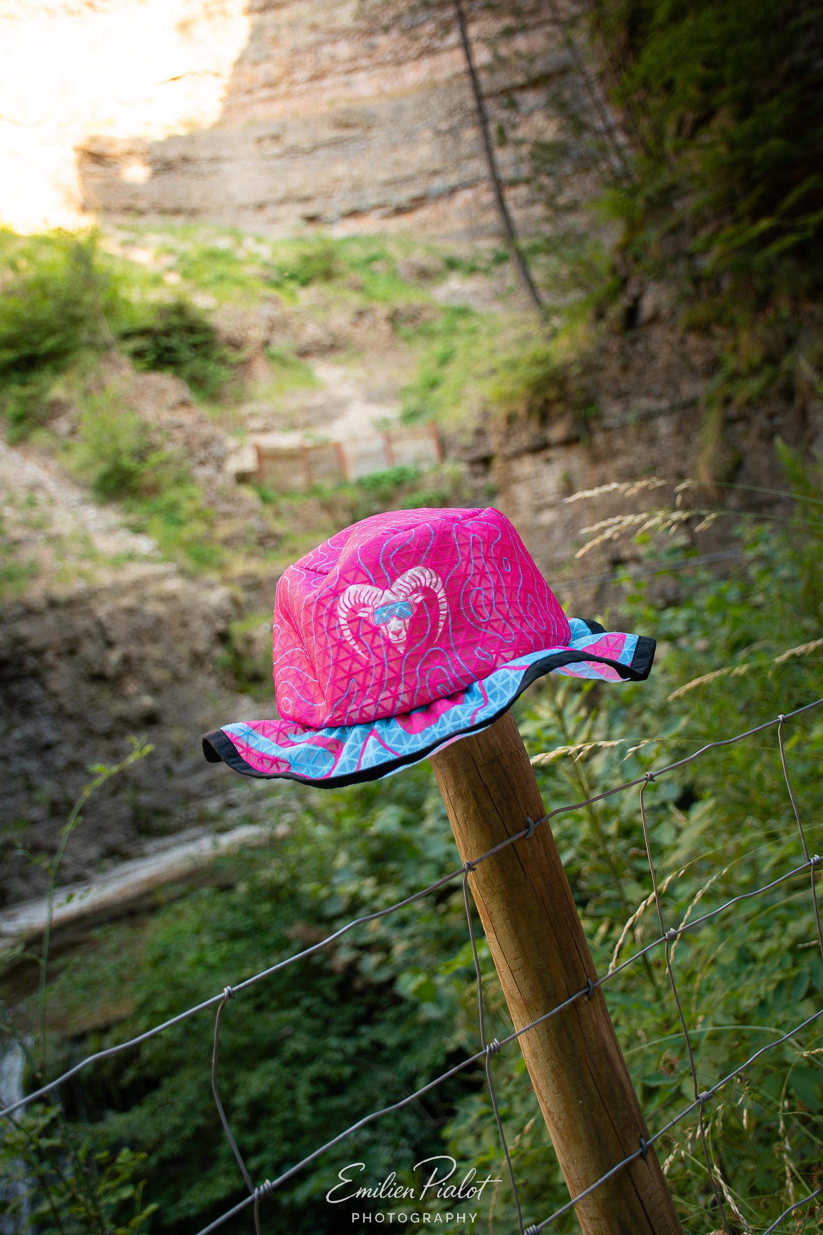 Casquette rose Muflon posée sur un piquet en bois