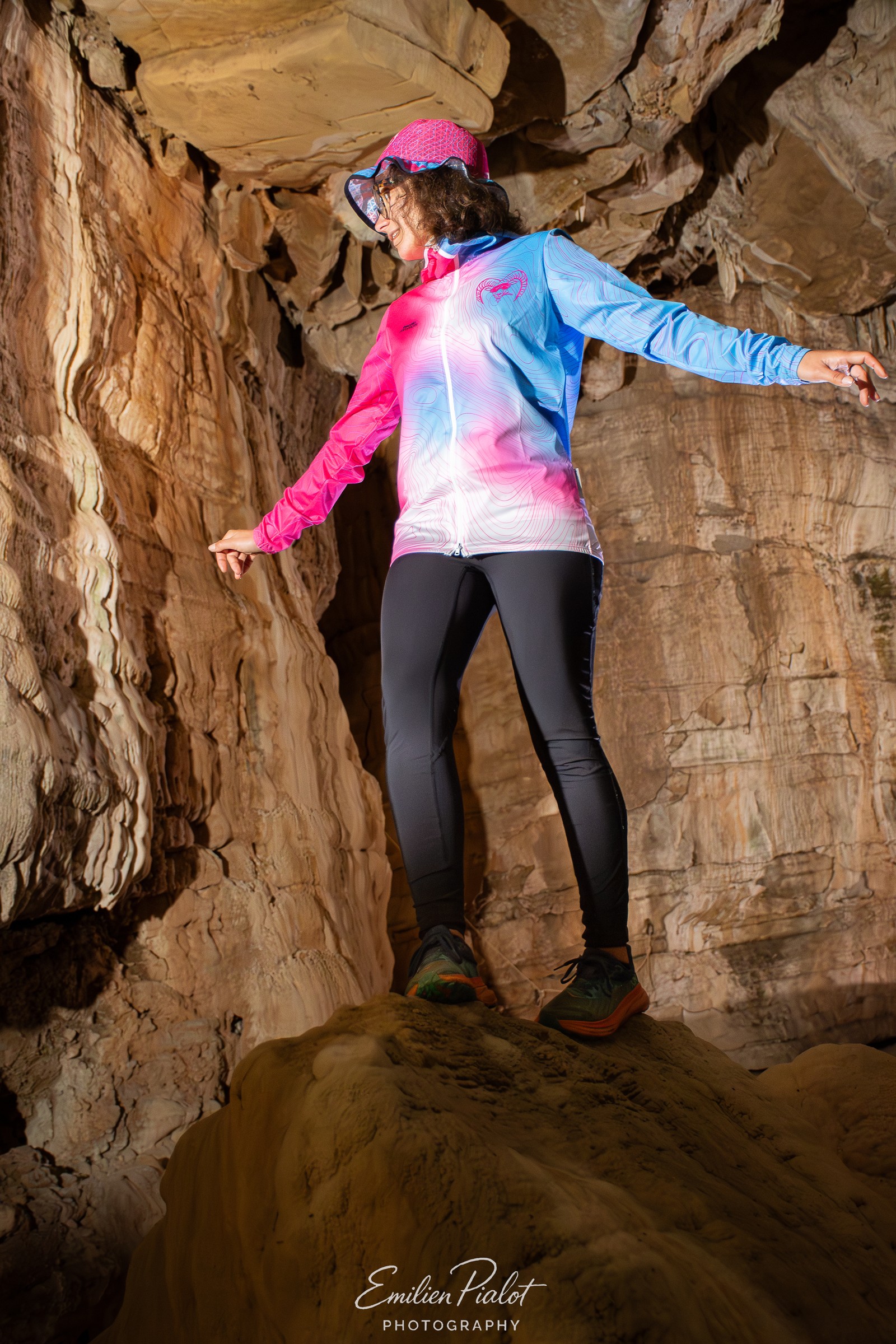 Séance Muflon en grotte, escalade en veste rose et bleue