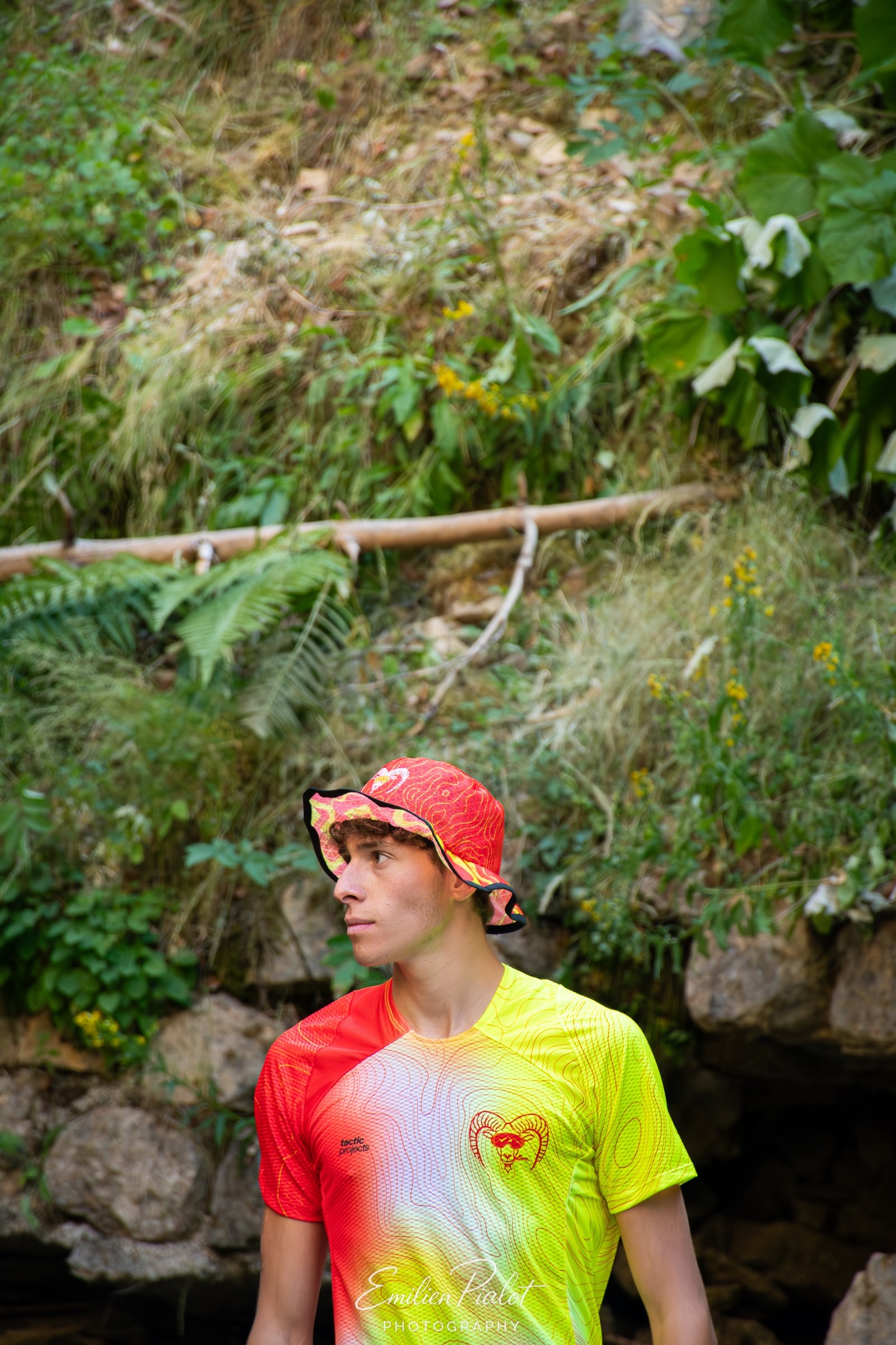 Séance Muflon dans la végétation du canyon, veste jaune et orange