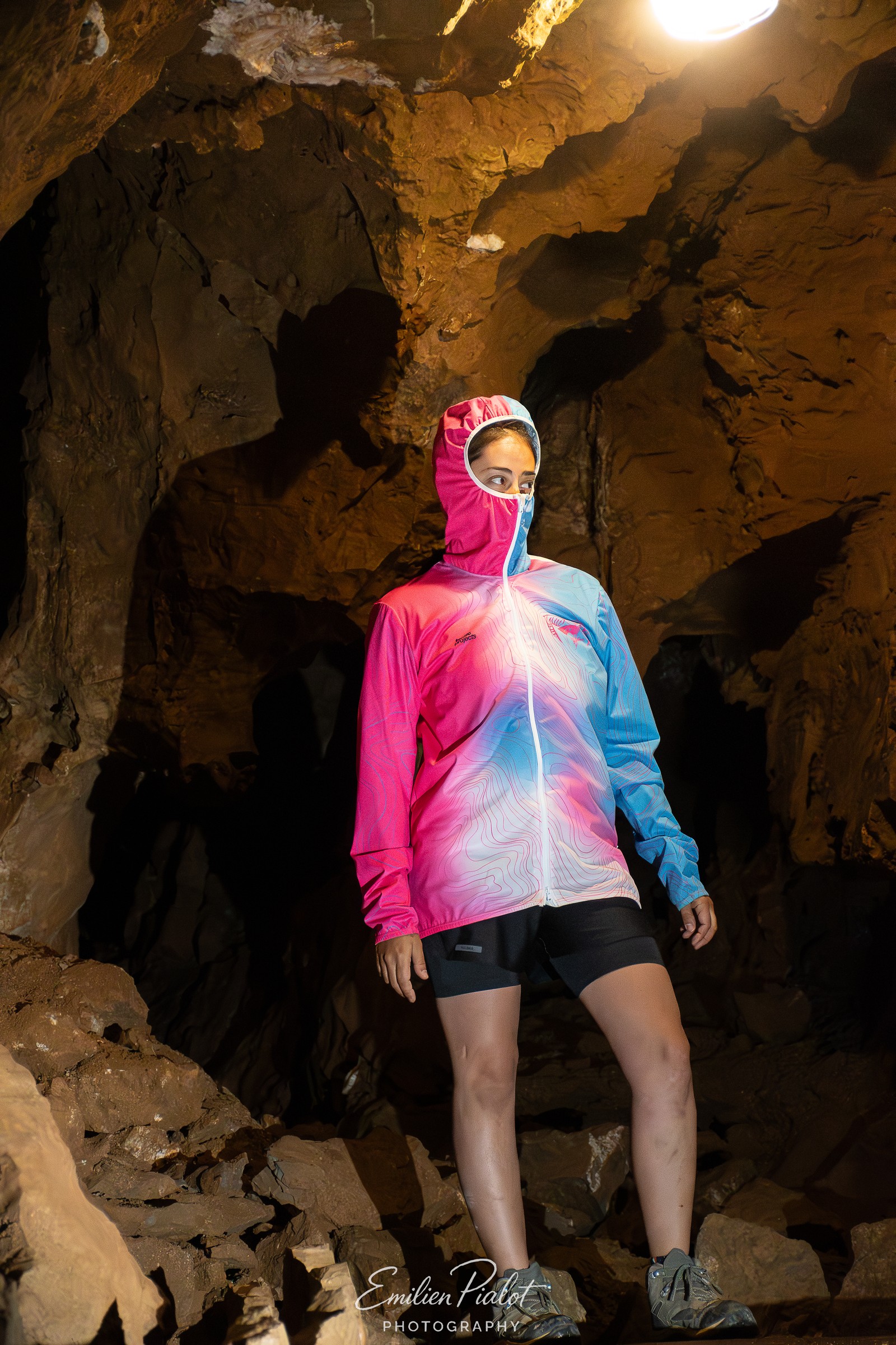 Séance Muflon en grotte, veste à capuche bleue