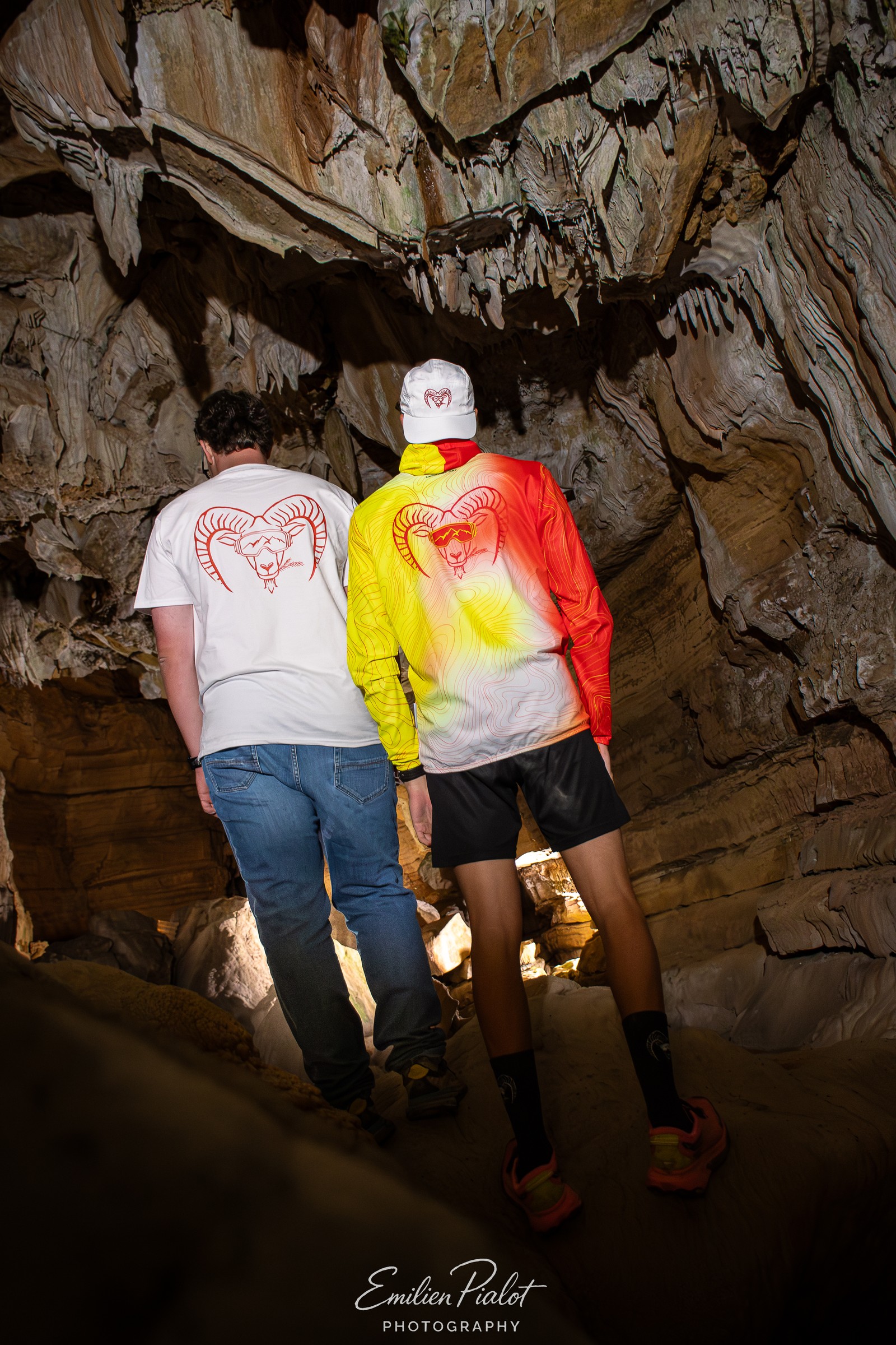 Séance Muflon en grotte, deux silhouettes de dos