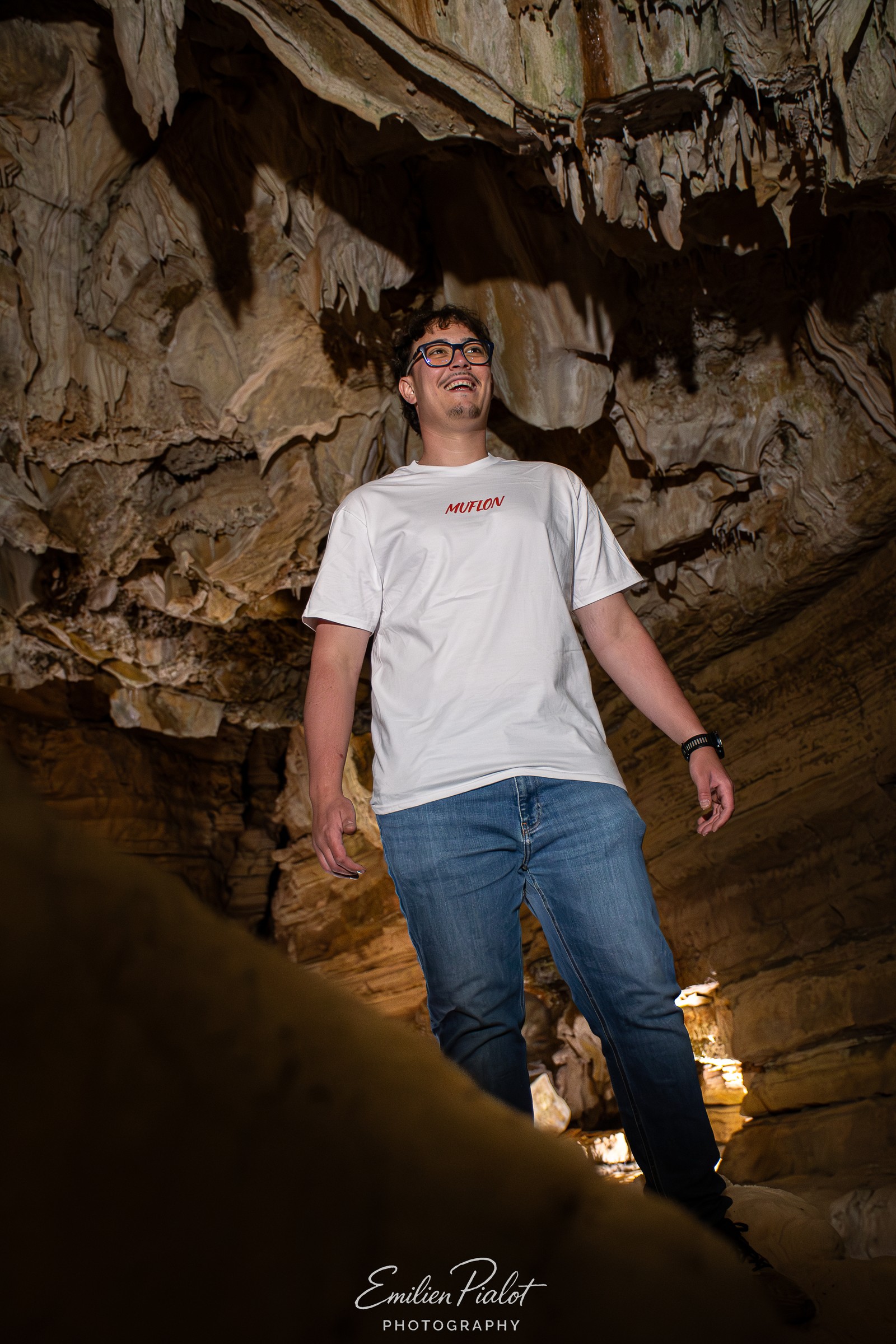 Séance Muflon en grotte, vue large, t-shirt blanc