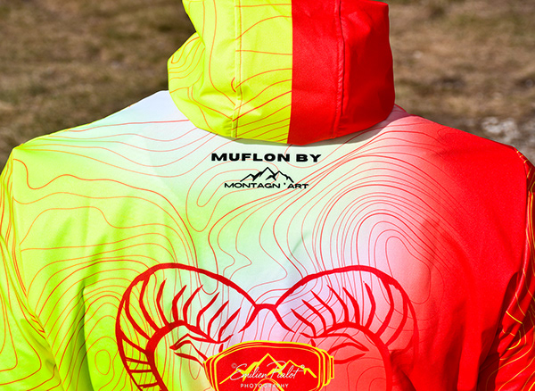 Détail du dos du sweat Muflon by Montagn'Art, motif topographique et tête de mouflon