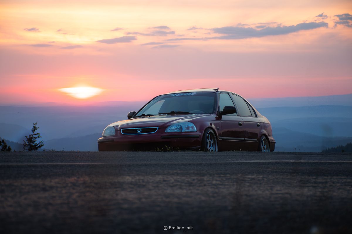Honda Civic au coucher de soleil