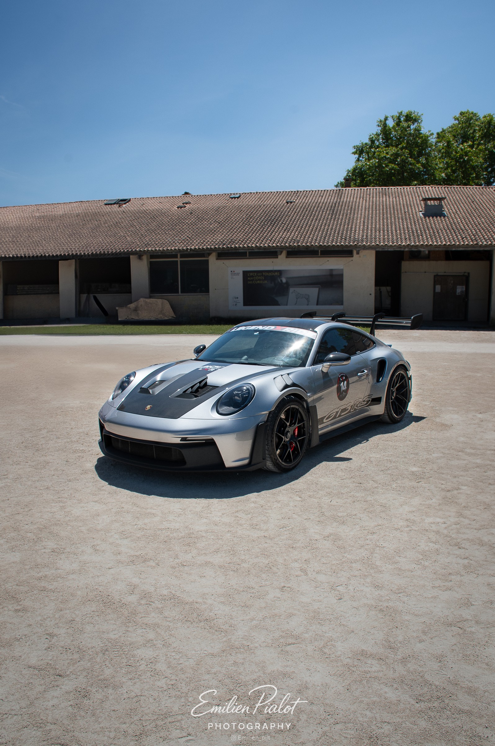 Porsche 911 GT3 RS, vue de trois-quarts avant sur le parking du rassemblement