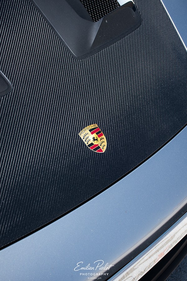 Détail du capot carbone et de l'écusson Porsche