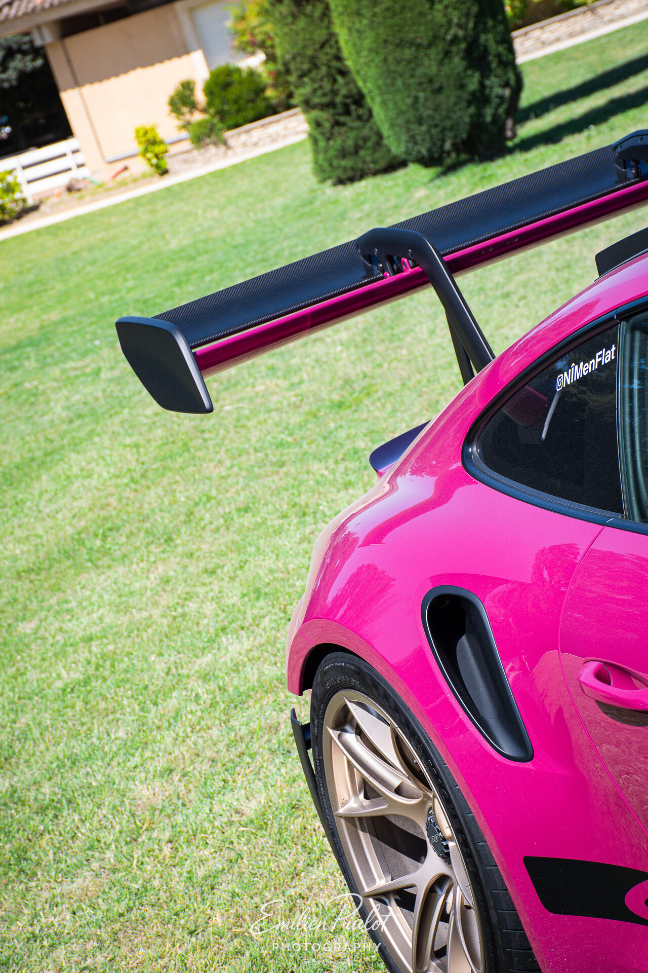 Détail aileron carbone et jante or de la Porsche GT3 RS rose