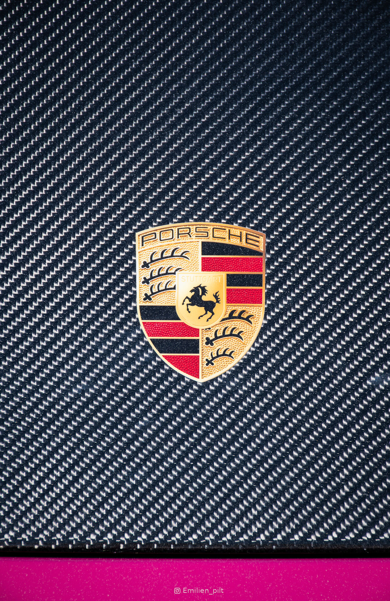 Porsche GT3 RS rose, vue de 3/4 avant sur l'herbe
