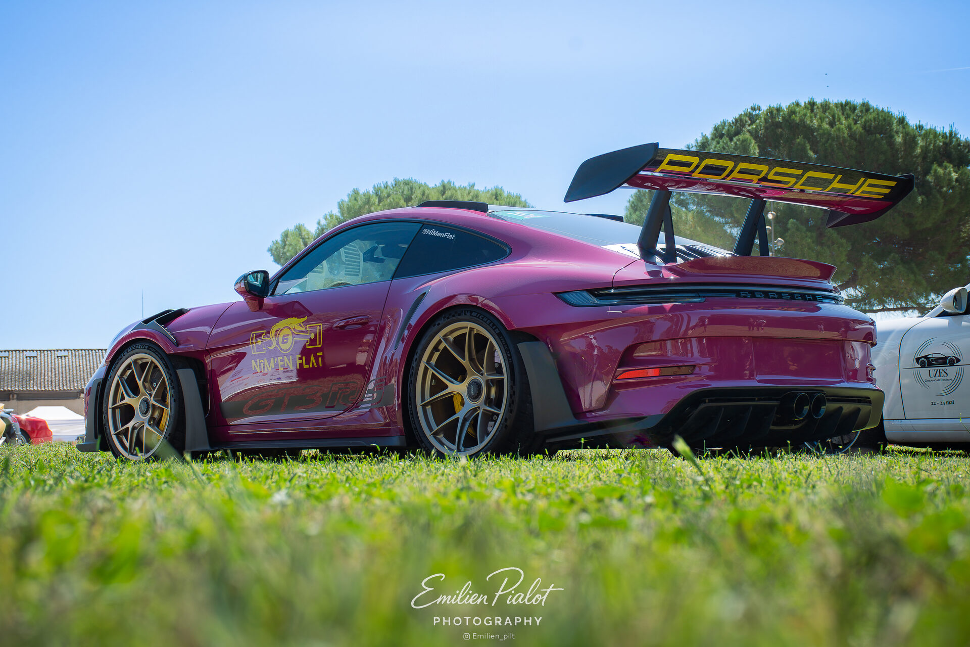 Détail des optiques et de la calandre avant de la GT3 RS rose