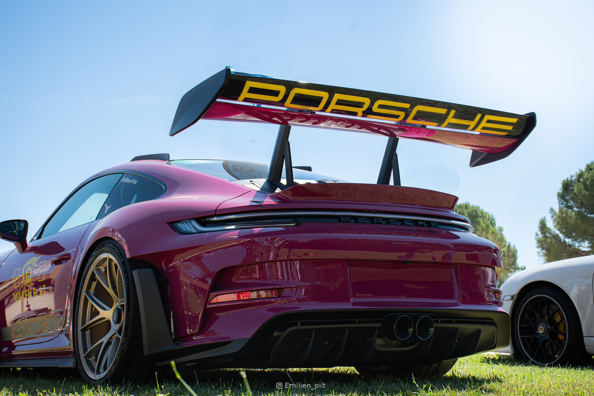 Porsche GT3 RS rose, vue de 3/4 arrière