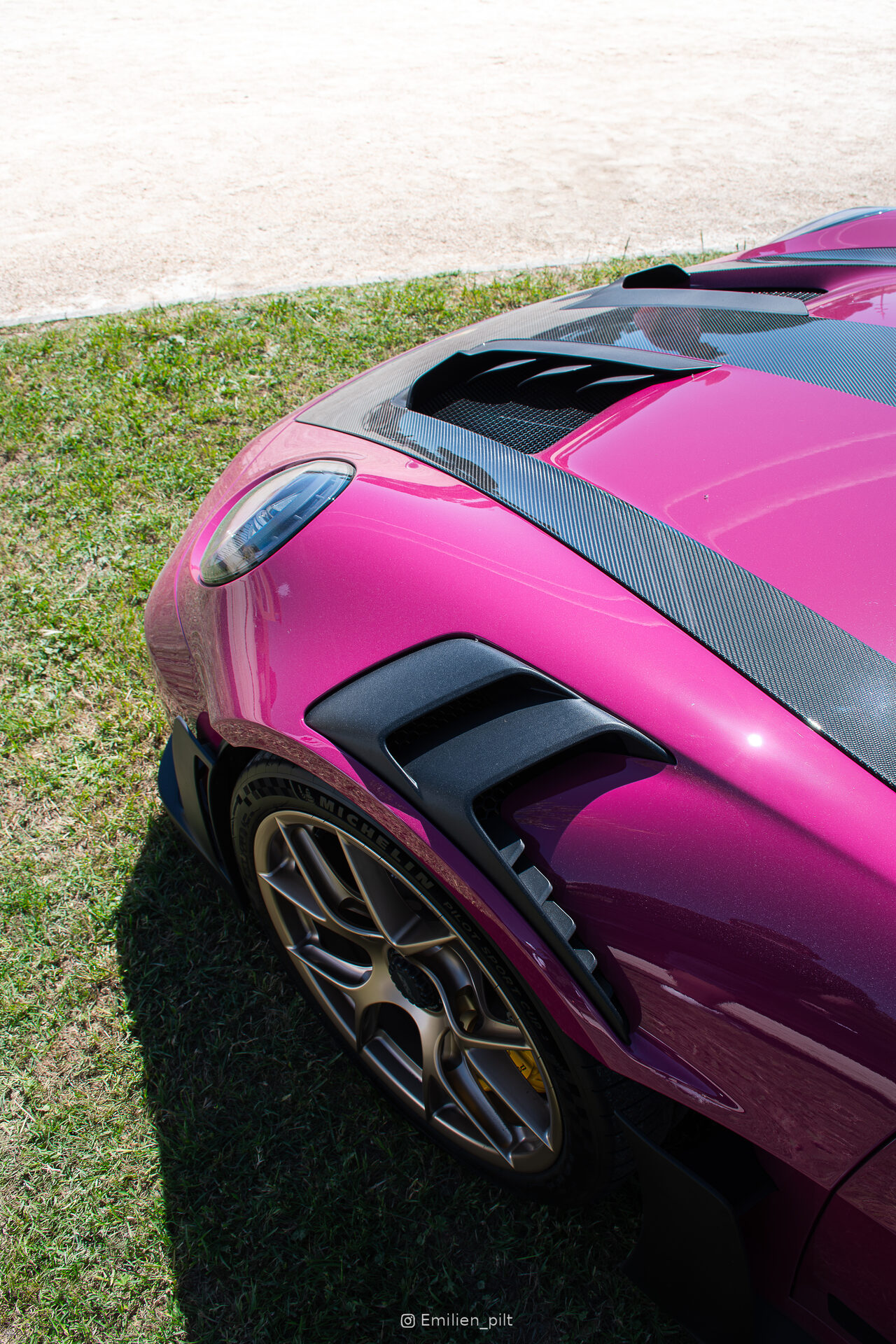 Vue plongeante sur l'aile avant et la jante de la GT3 RS rose