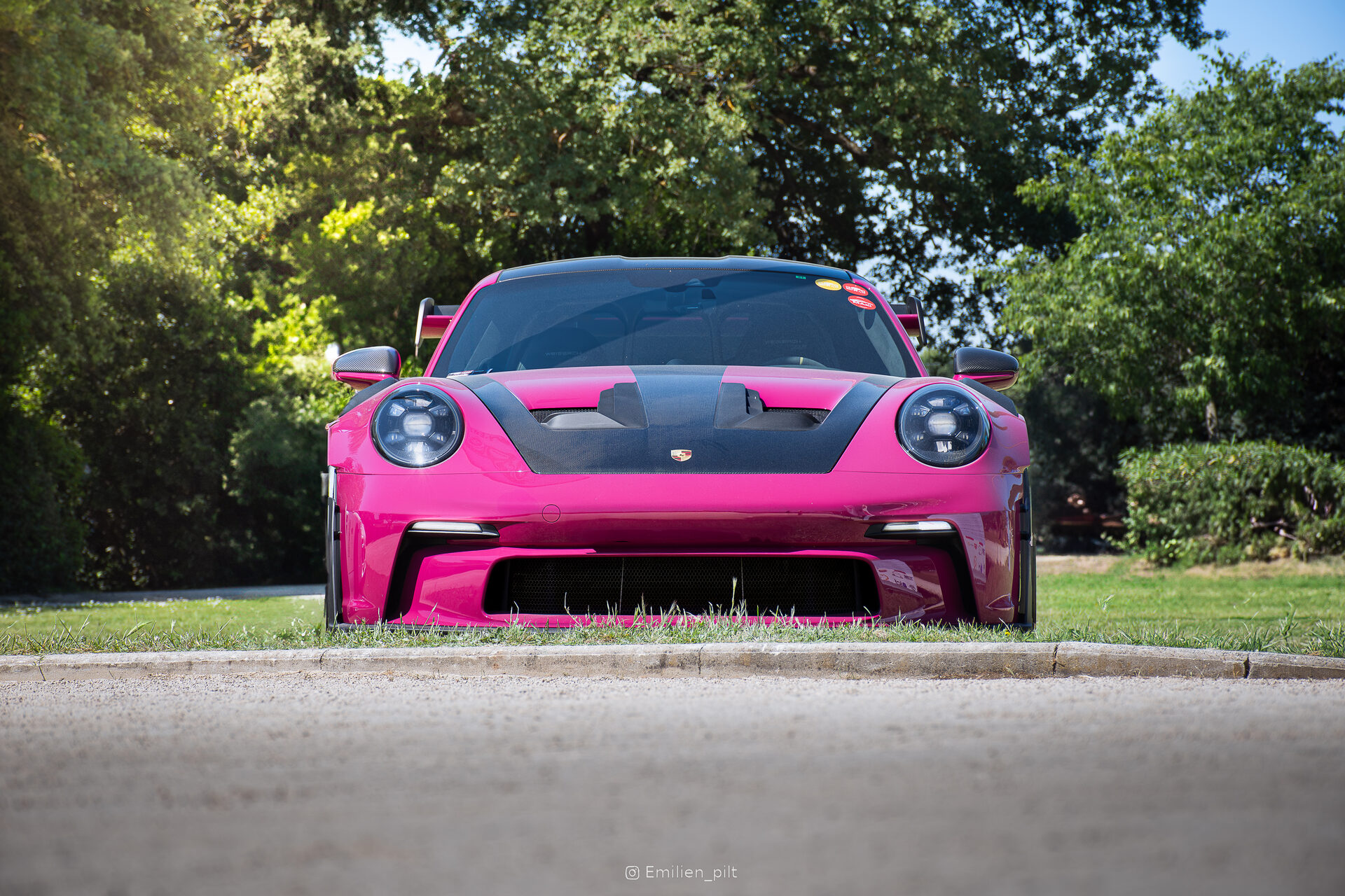 Porsche GT3 RS rose entourée d'autres sportives au rassemblement