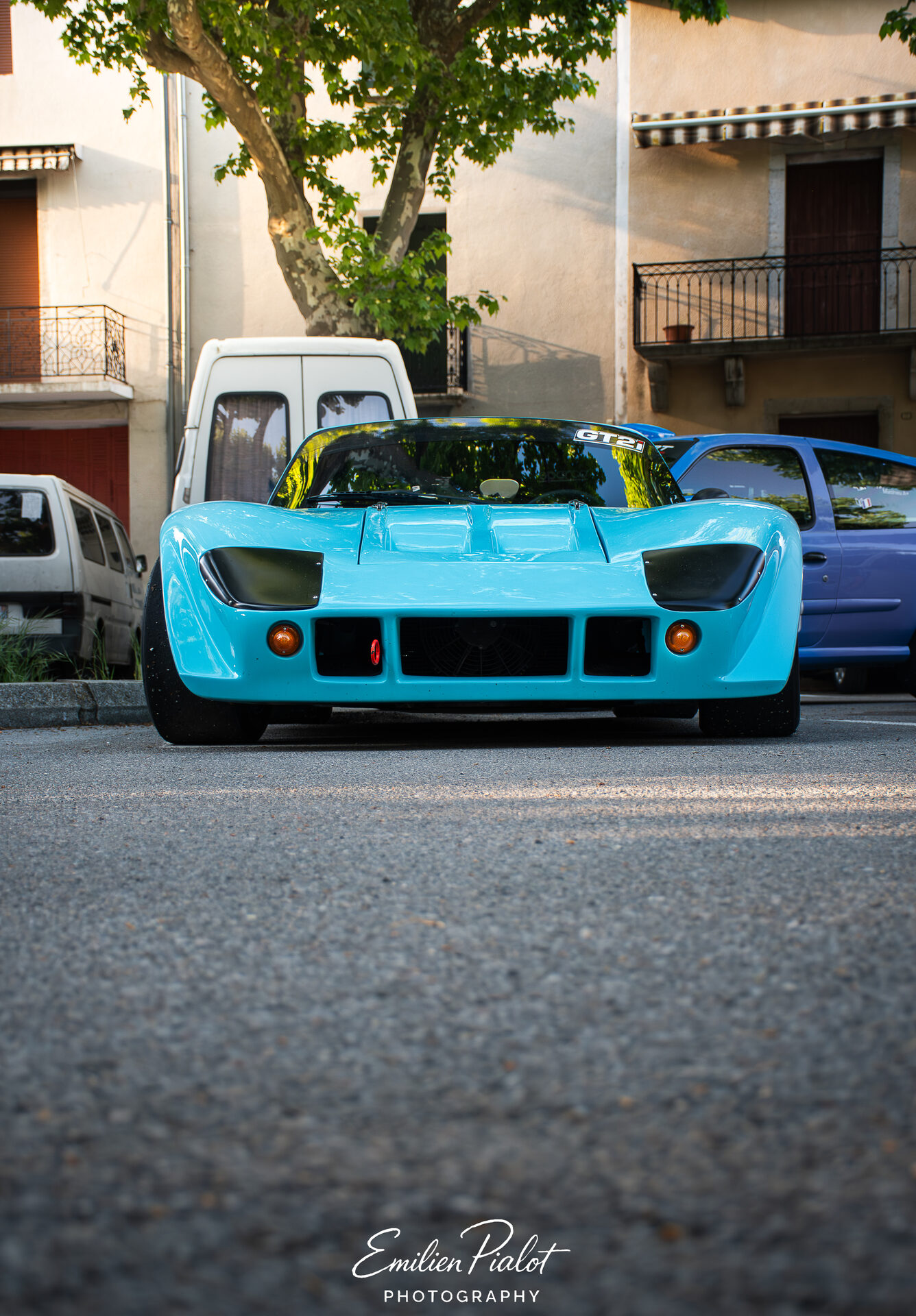Barquette GT vintage turquoise, vue de face, place du village