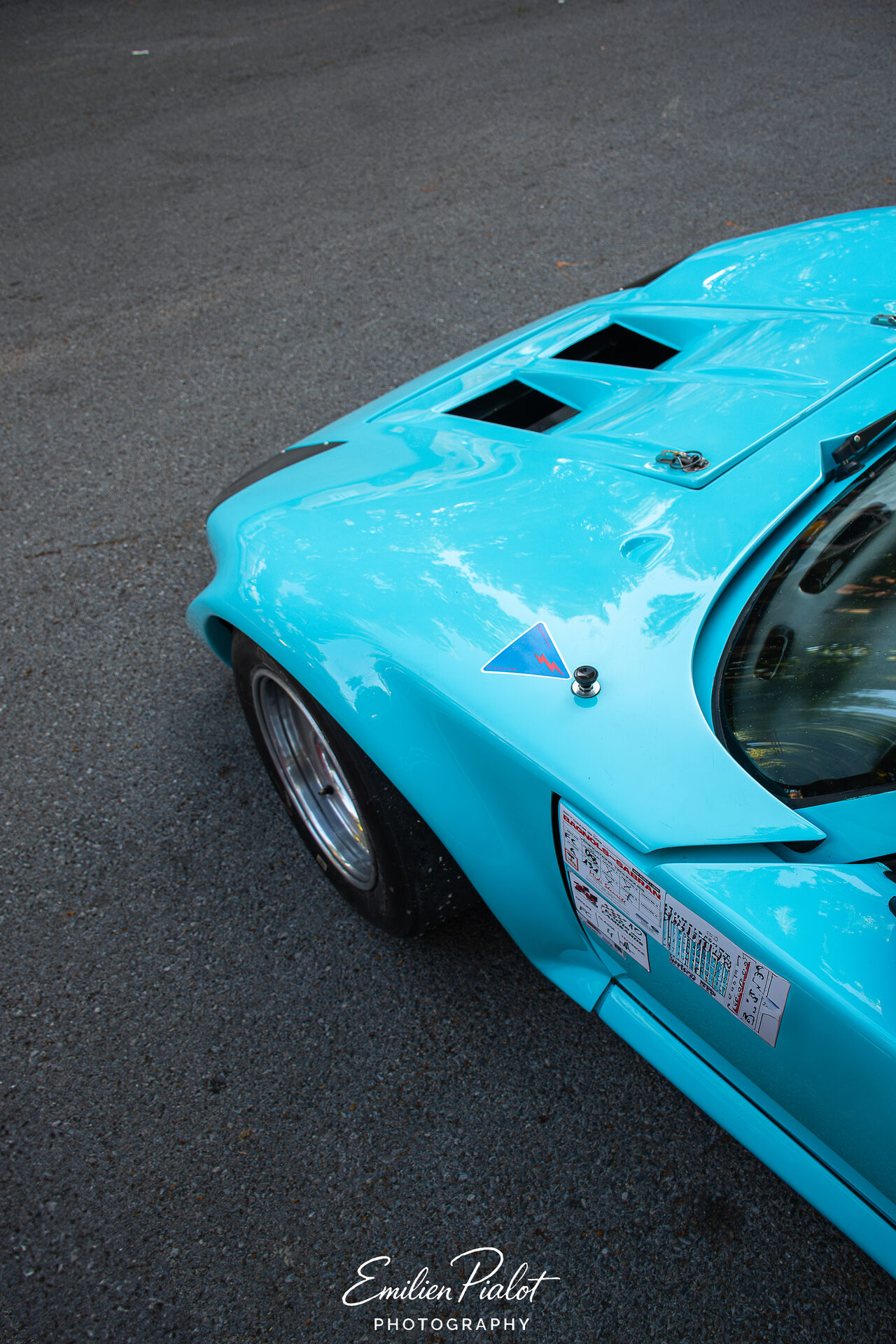 Barquette GT turquoise, vue de 3/4 sur le capot et l'aile avant
