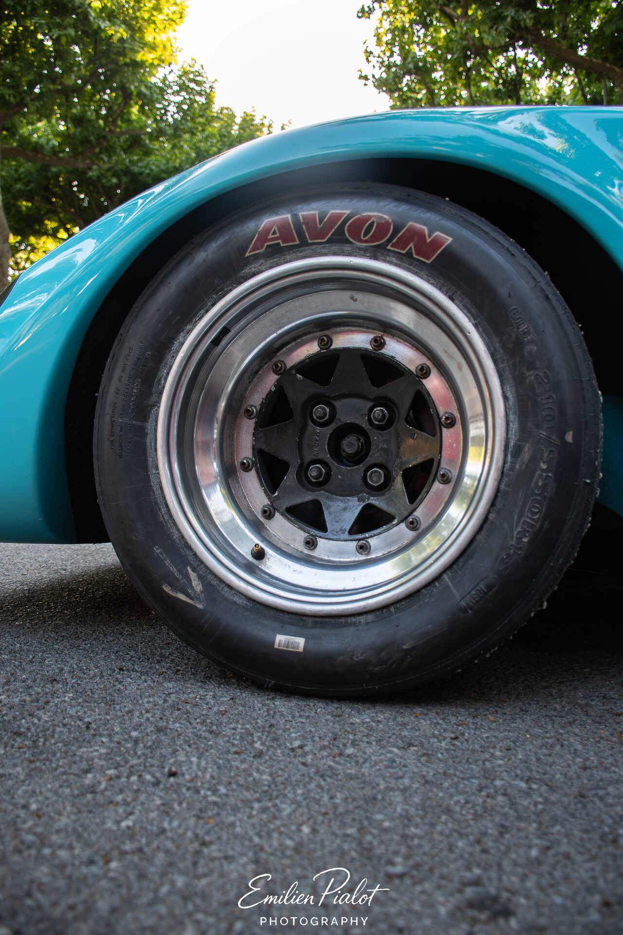 Détail roue et jante alu de la barquette GT turquoise