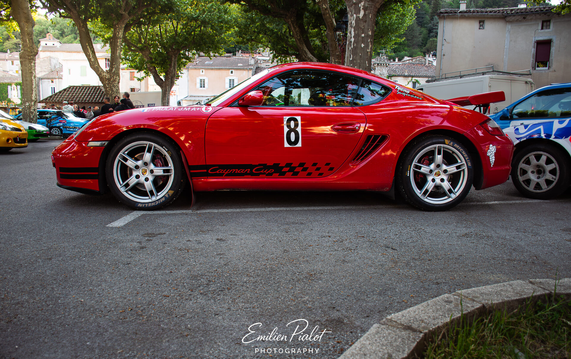 Détail capot et écusson Porsche, livrée Cayman Cup rose et bleue