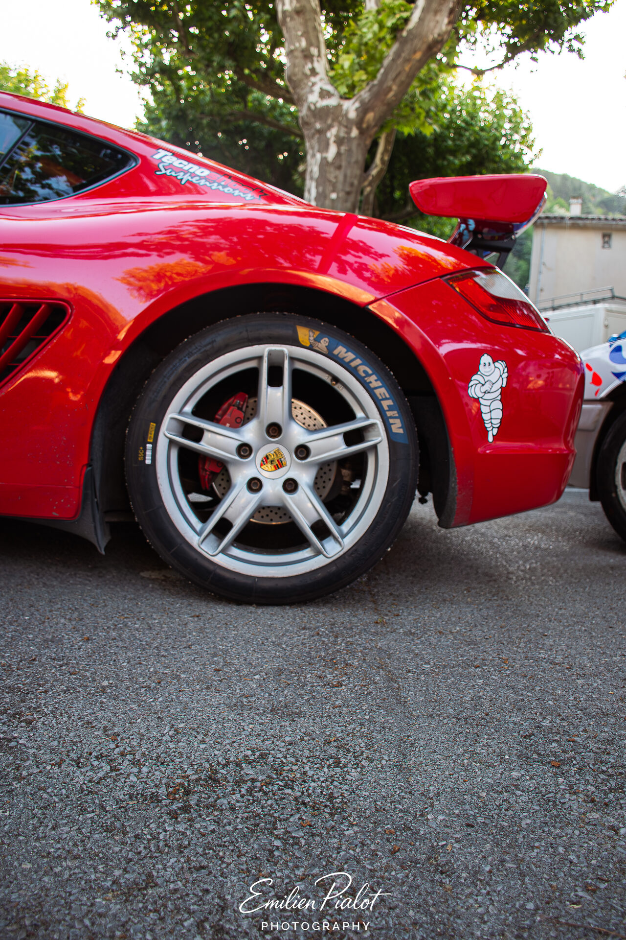 Avant de la Porsche Cayman rouge, inscription Paulat J.M
