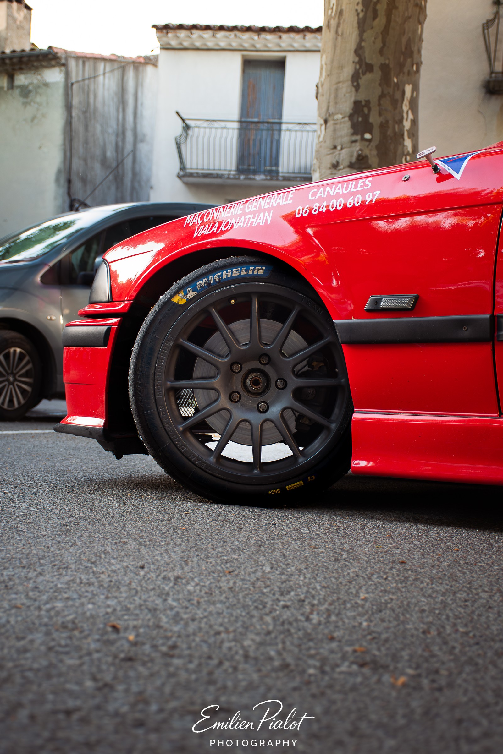 Détail roue et jante noire de la BMW M3 E36 rouge