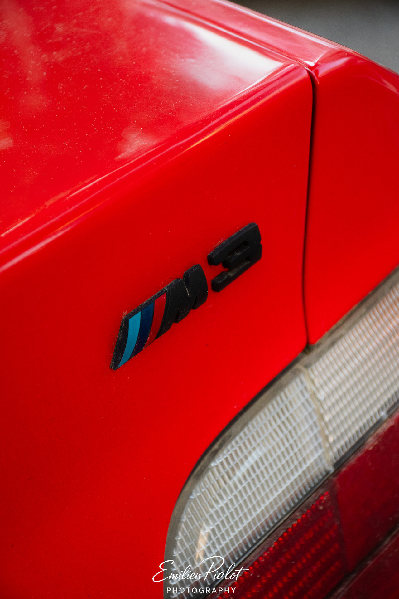 Détail écusson M3 et feu arrière de la BMW E36 rouge