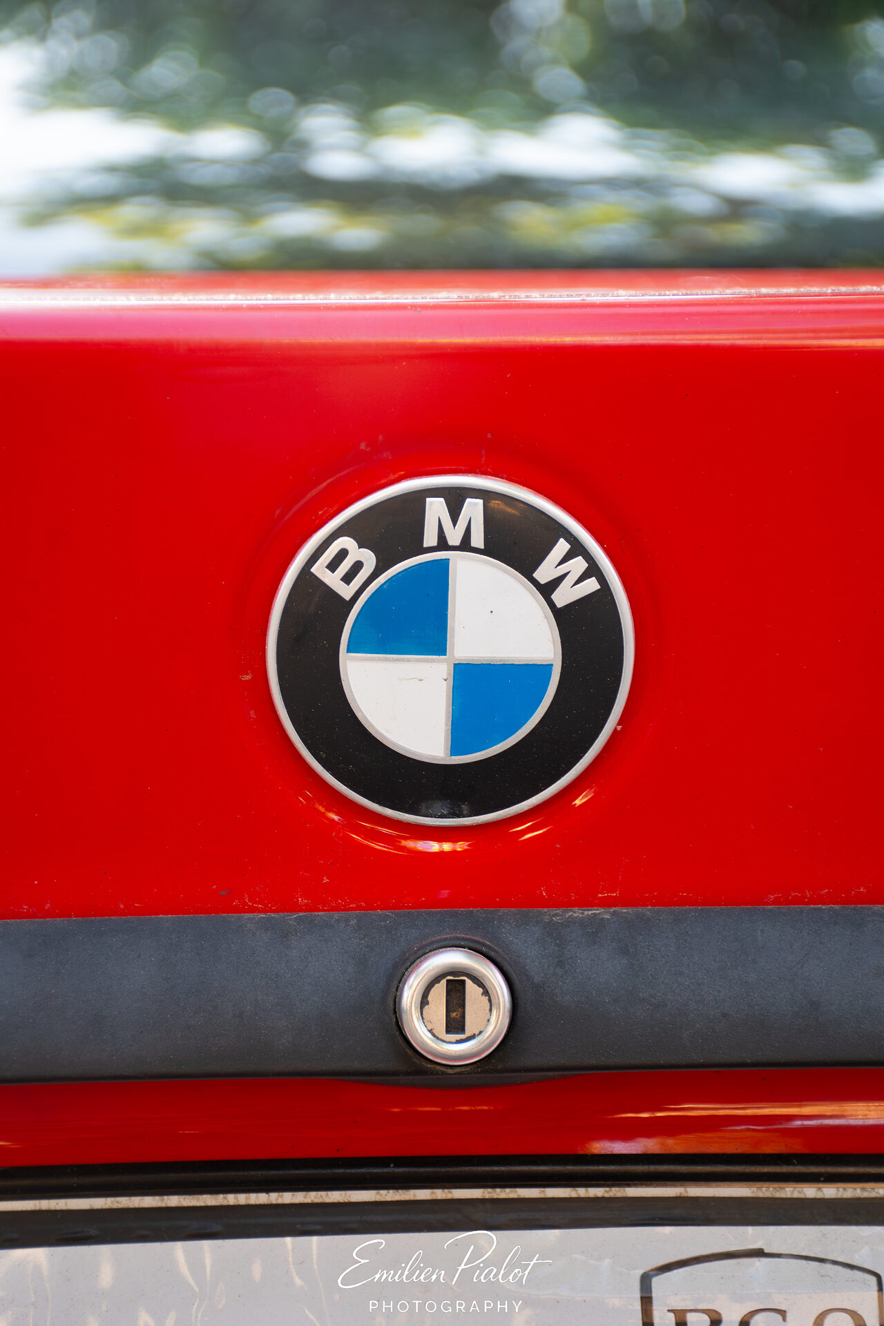 Écusson BMW sur la malle arrière rouge
