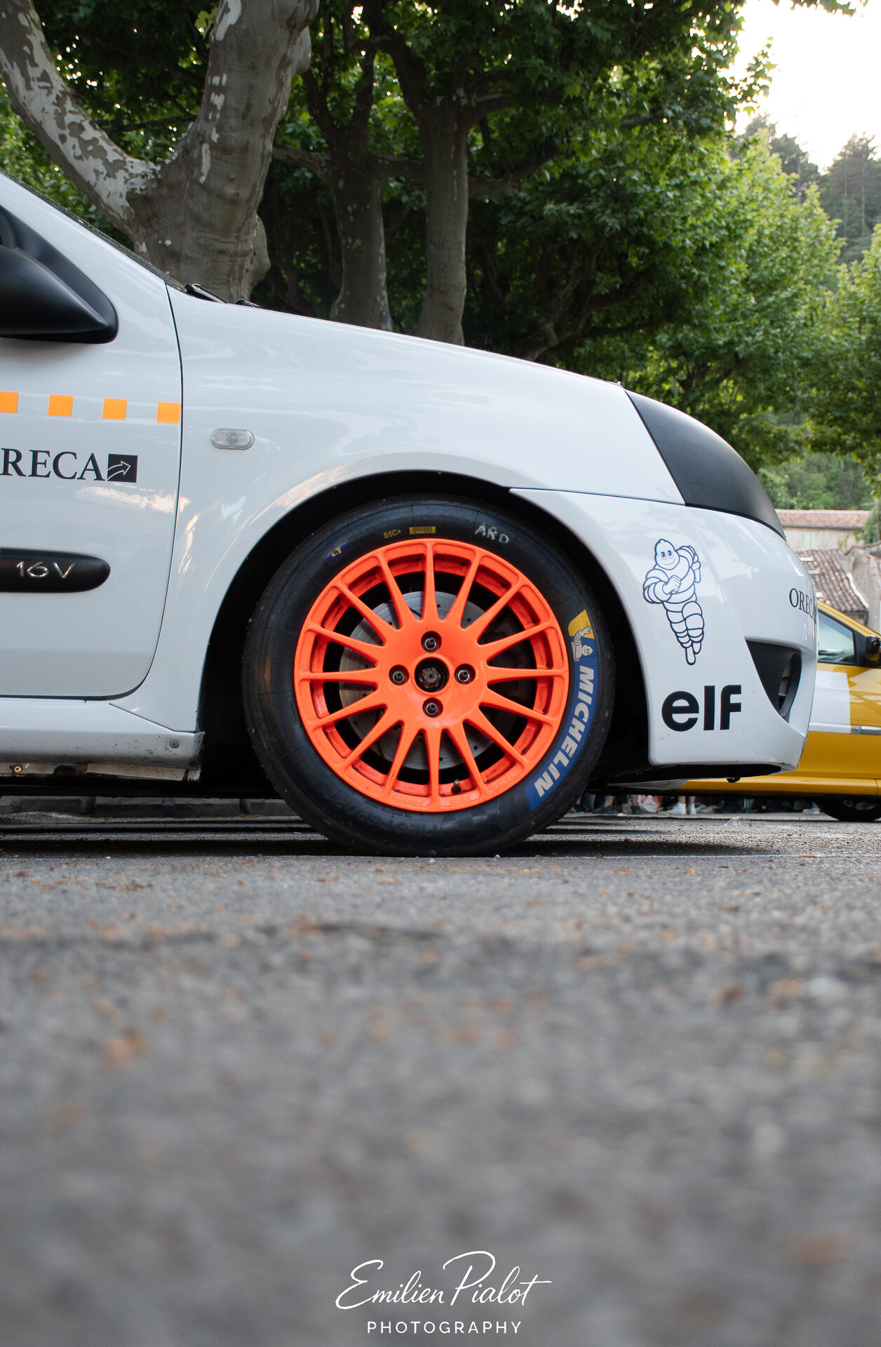 Renault Clio RS jaune, vue de face, calandre et logo Renault