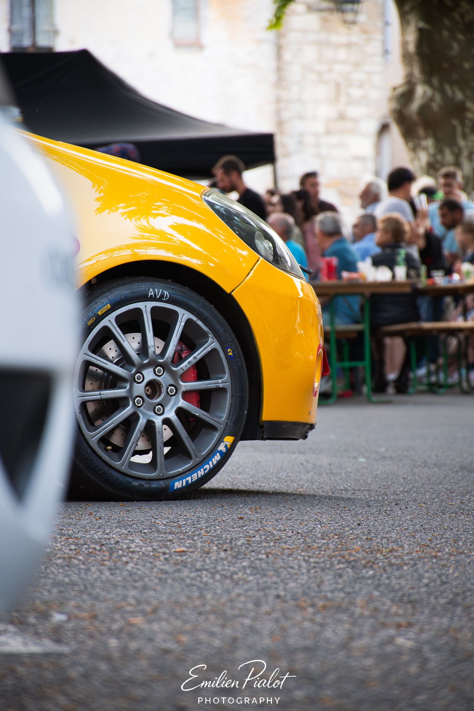 Détail roue avant de la Renault Clio RS jaune, étrier rouge