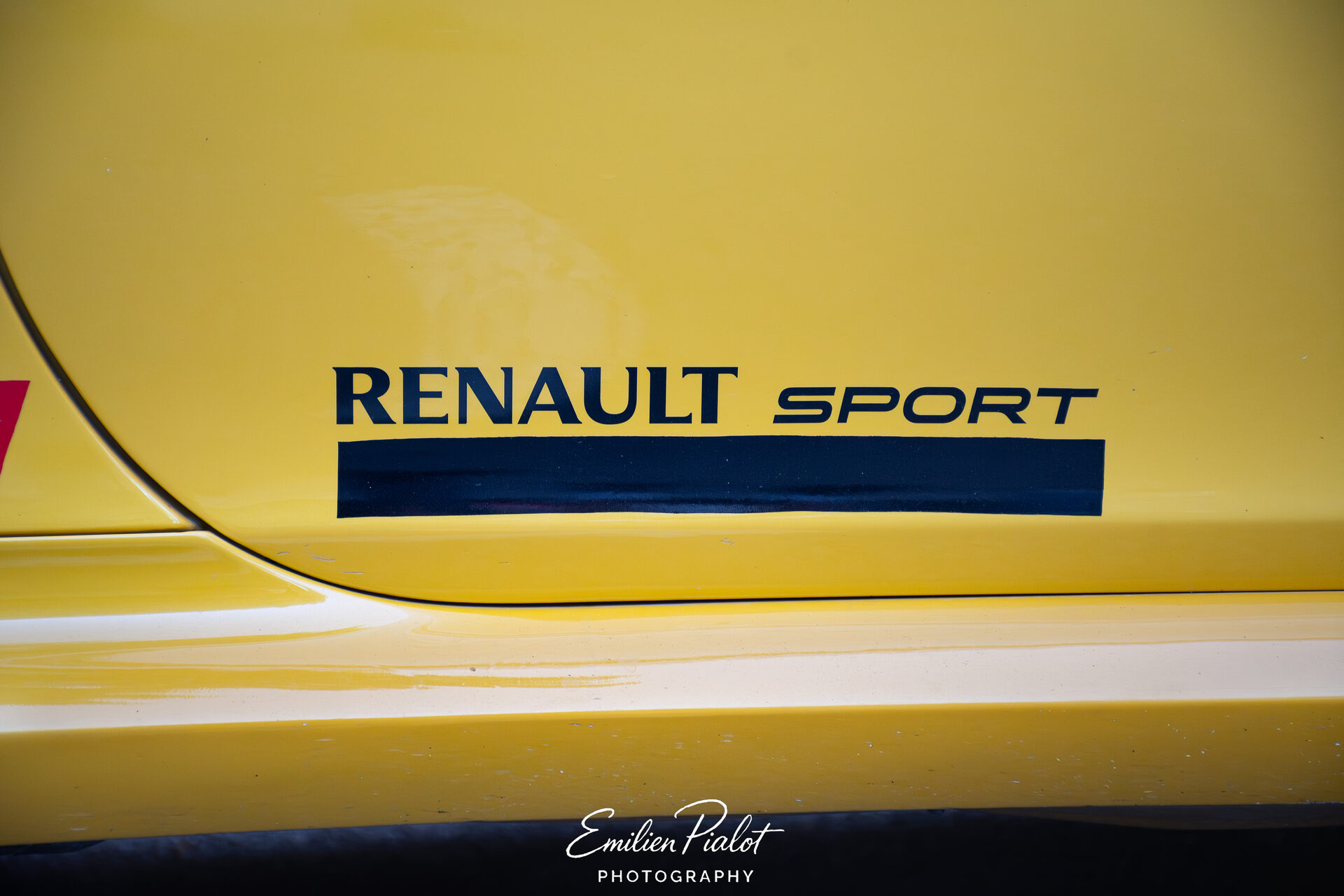 Détail flanc et logo Renault Sport sur la Clio jaune
