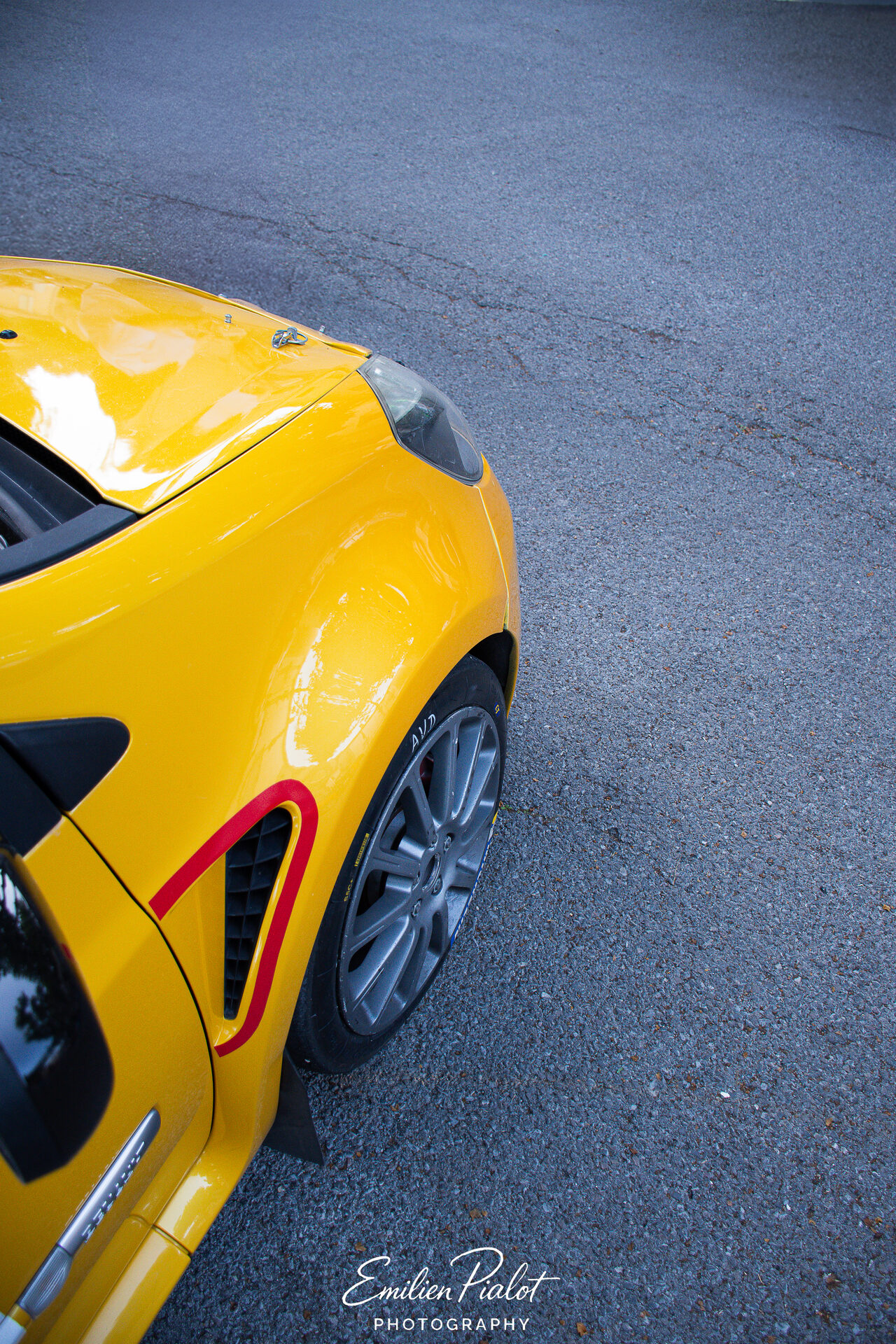 Détail aile avant et jante de la Renault Clio RS jaune