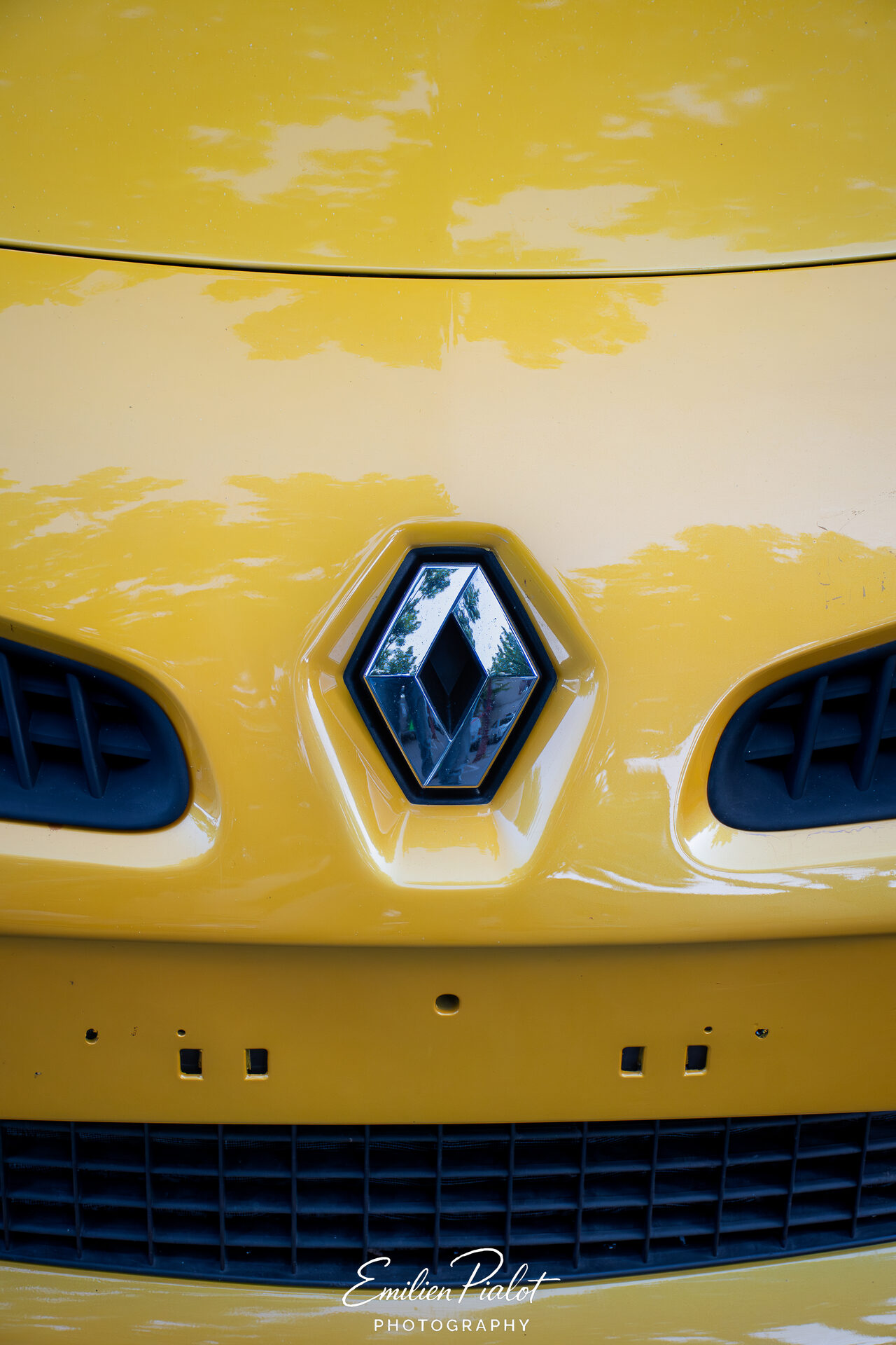 Détail capot et losange Renault de la Clio jaune