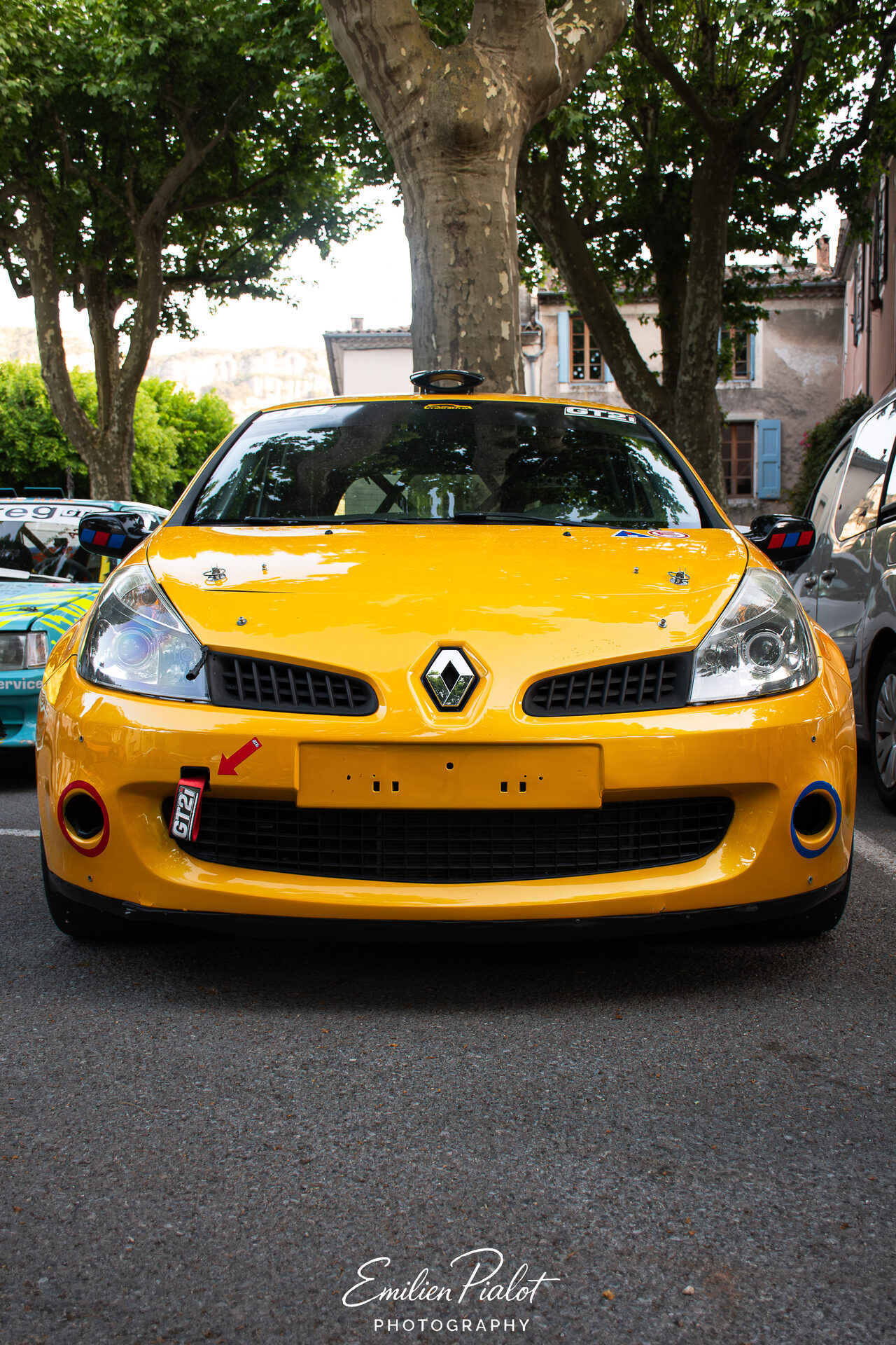 Renault Clio RS jaune vue de face, sous les platanes du village